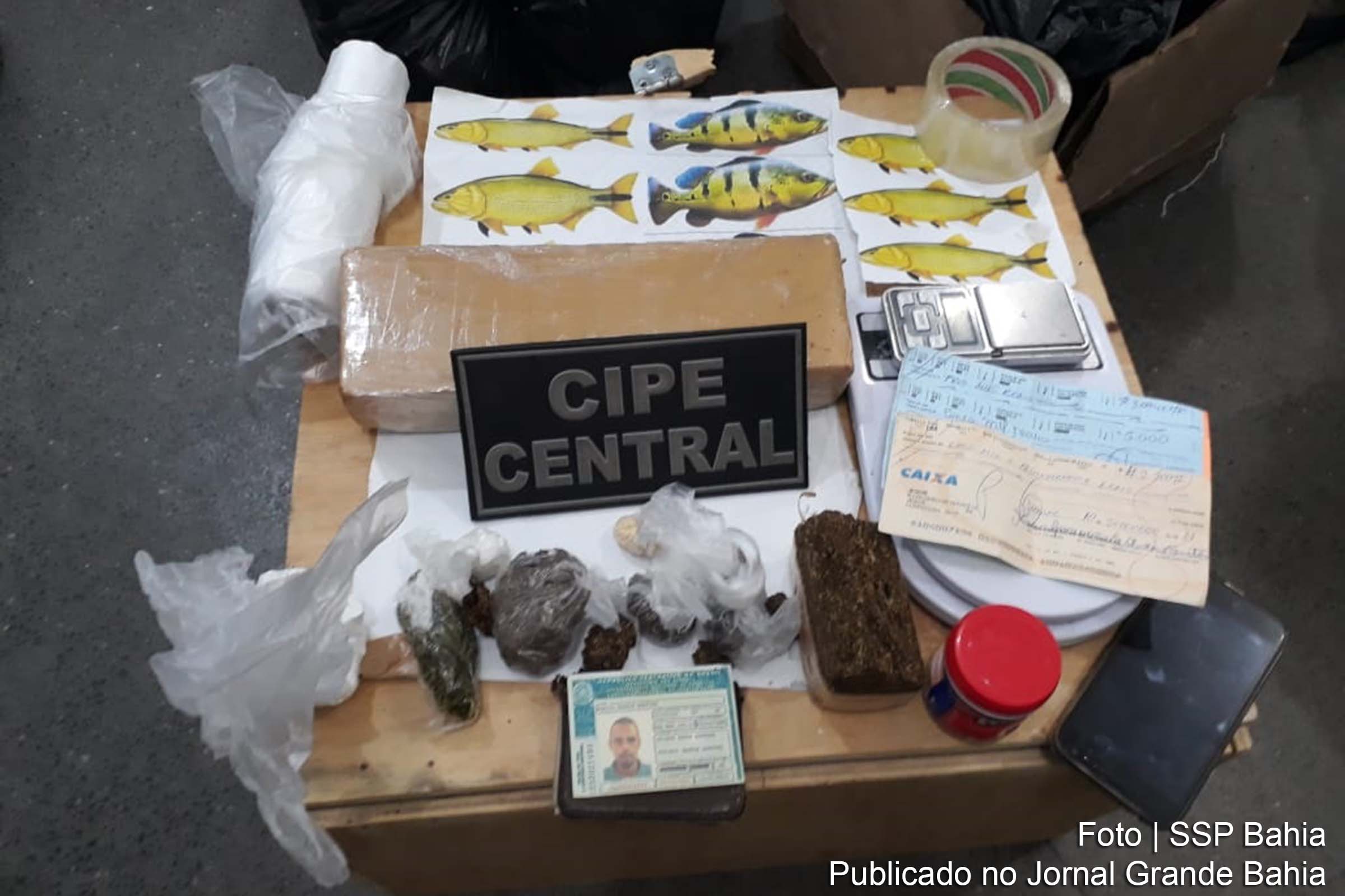 Policiais apreenderam 1,3 kg de maconha, 200 gramas de cocaína, dois cadernos de anotações com vários nomes, contatos e valores, e diversas embalagens para acondicionar drogas.