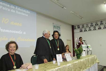 Josue Mello e Ana Rita de Almeida Neves tomaram posse na presidência e vice da Academia de Educação diante da fundadora professora Anaci Paim.