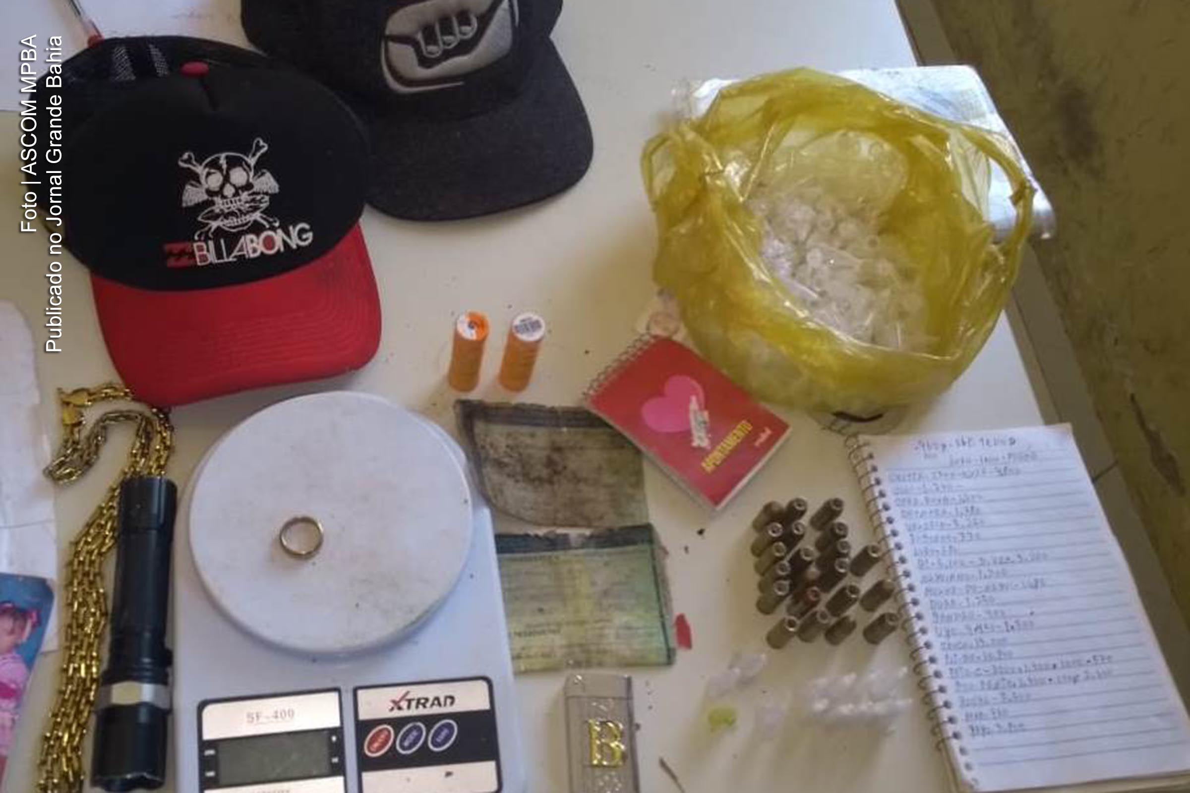 Armas, documentos, anotações e drogas foram apreendidas durante a Operação ‘Amélia Livre’.