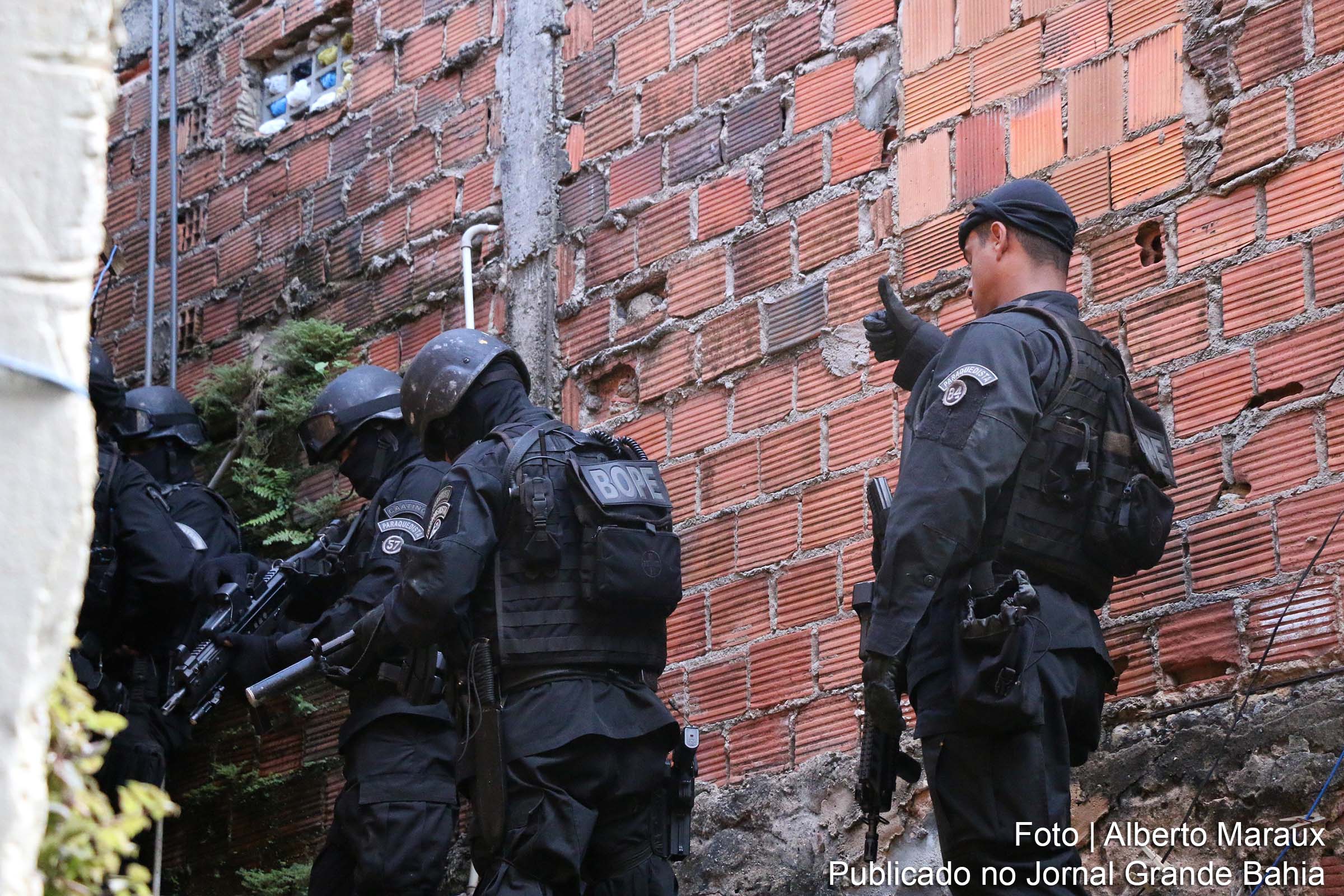 Membros do Batalhão de Operações Policiais Especiais (BOPE) entram em ação.