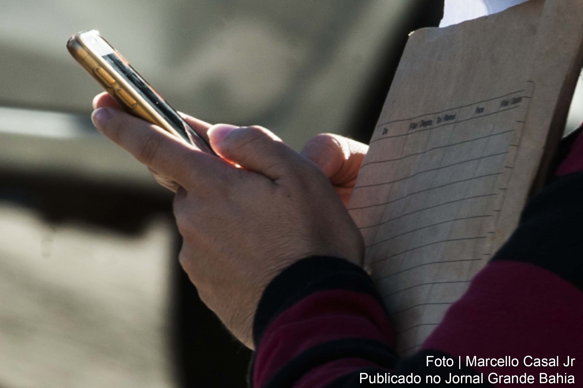 A conexão à internet somente pelo celular se tornou a forma mais comum de navegar na web no Brasil.