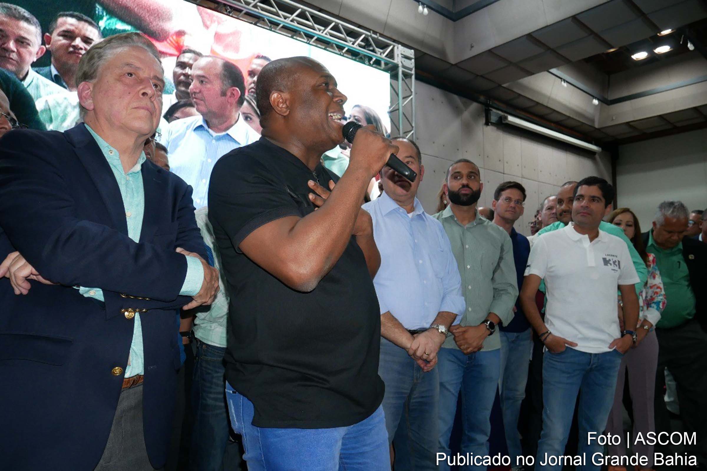 Deputado Antônio Lázaro discursa durante encontro estadual do PSC da Bahia.