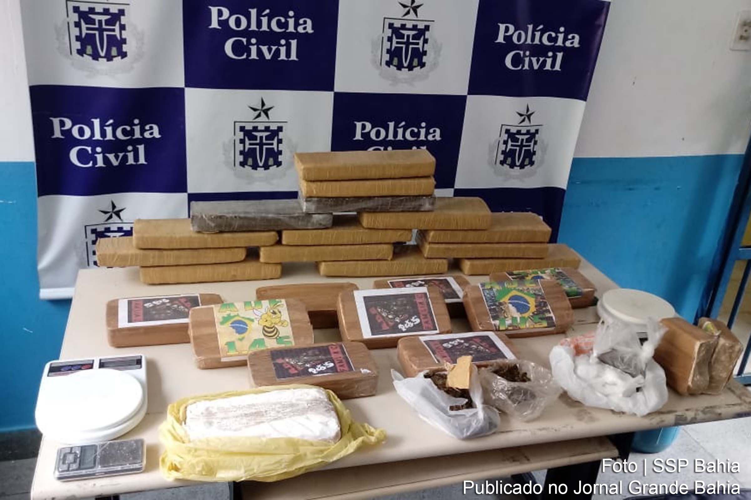 Policiais apreendem 26 tabletes de cocaína, maconha e crack.