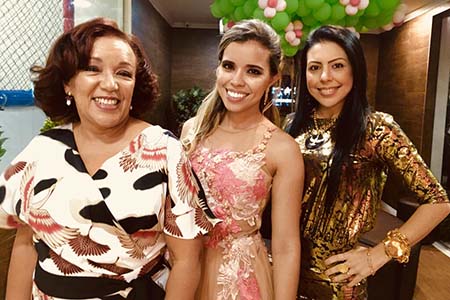 Na foto, Érica com a mãe, Desembargadora Joanice Guimarães, do Tribunal de Justiça da Bahia, e a médica Analuzia Moscoso de Carvalho.