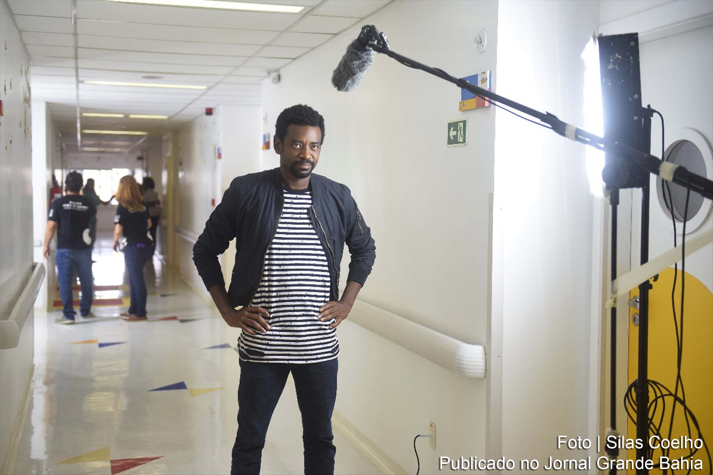 O ator Fabrício Boliveira durante as gravações da nova campanha do Hospital Aristides Maltez.