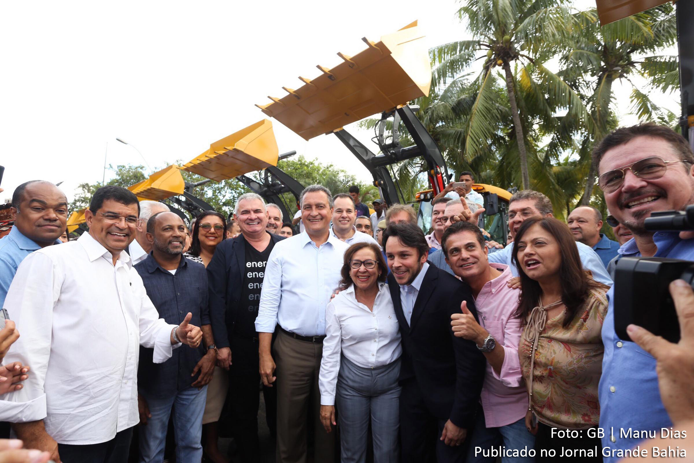 Governador Rui Costa e lideranças políticas durante entrega de equipamentos para municípios.