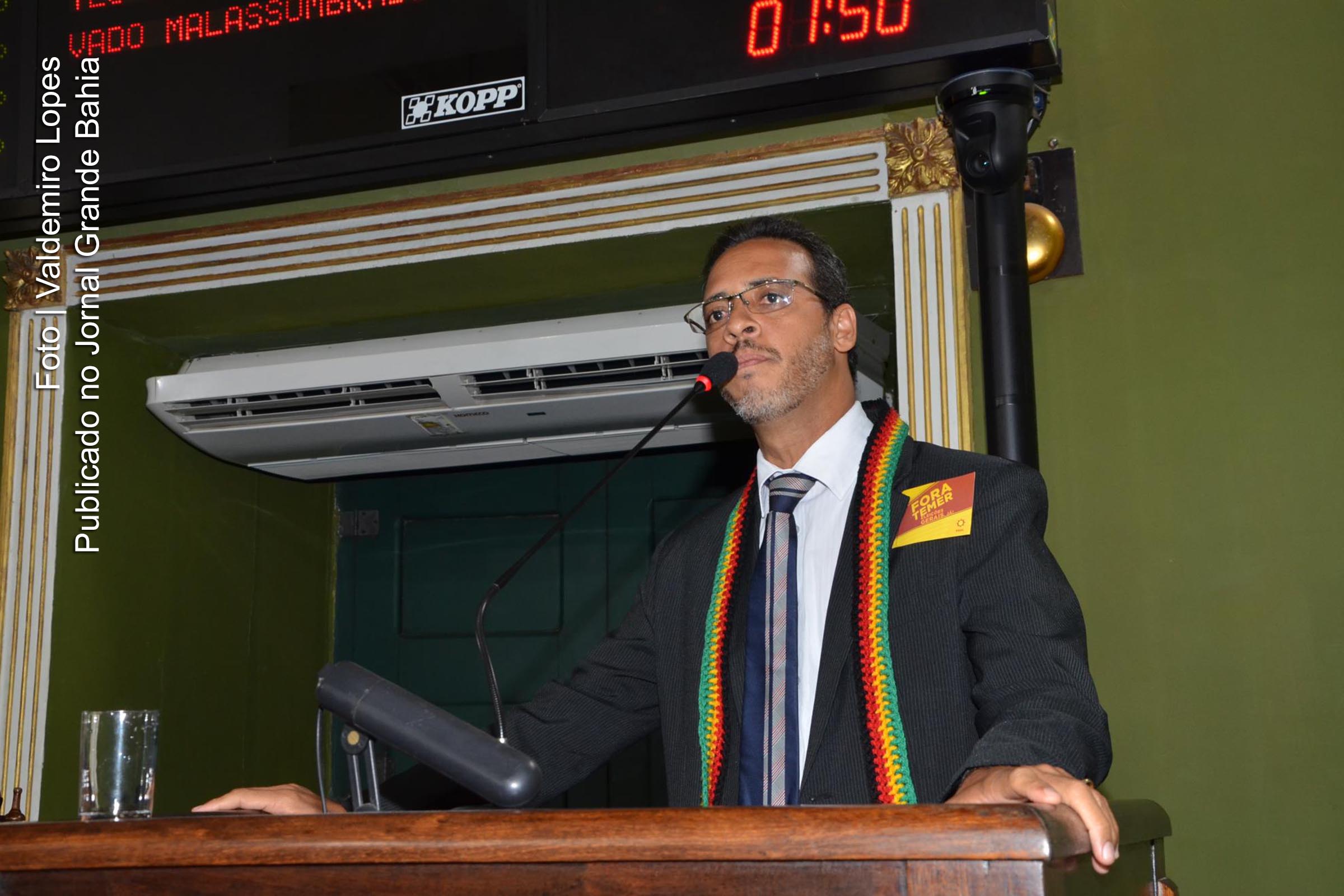 Hilton Coêlho: a situação piora ainda mais pelo fato de que a diretora presidente da ONG Parque Social é Maria do Rosário Vianna de Magalhães, mãe do prefeito, algo questionável.