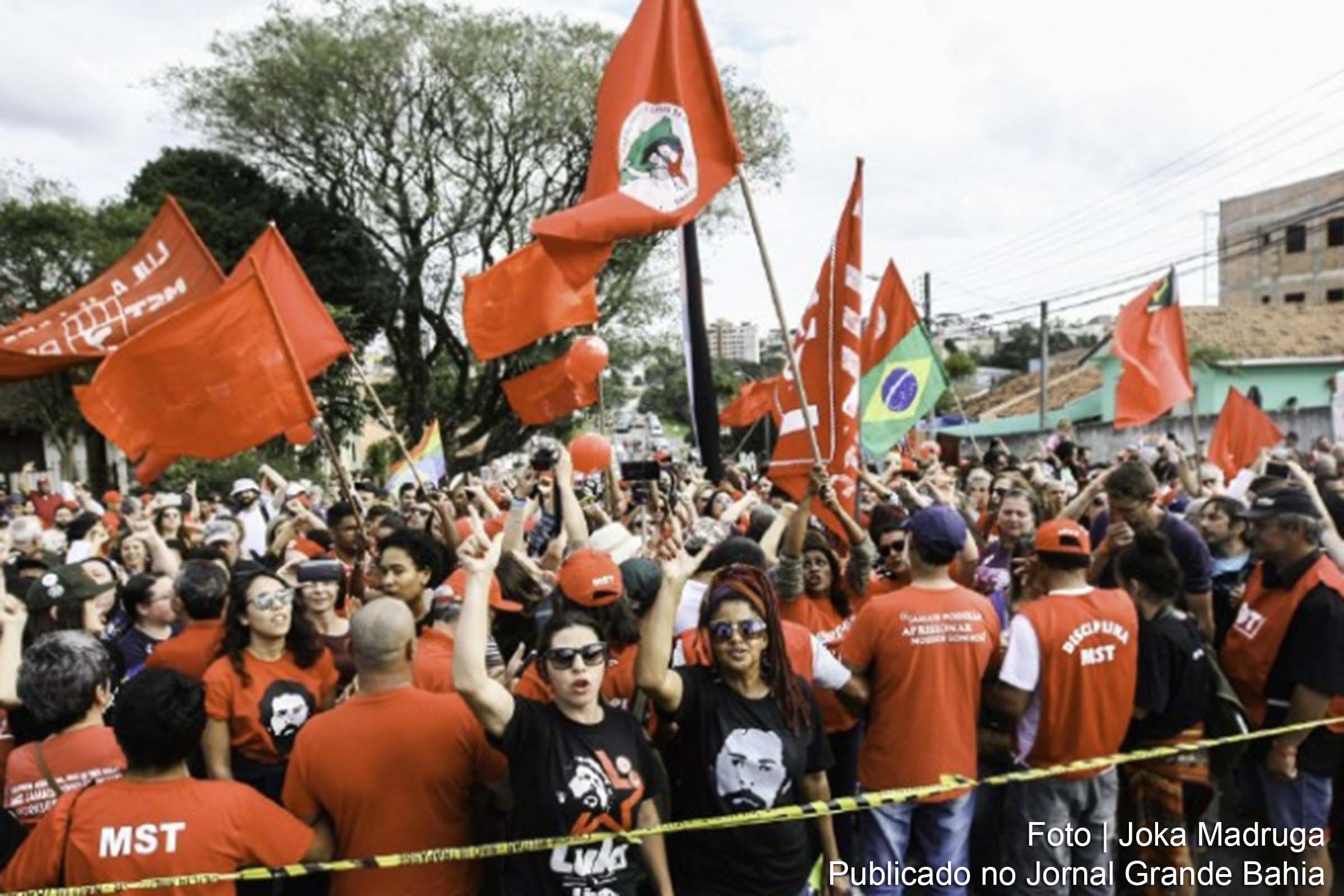 Membros do MST manifestam contra prisão política do ex-presidente Lula.