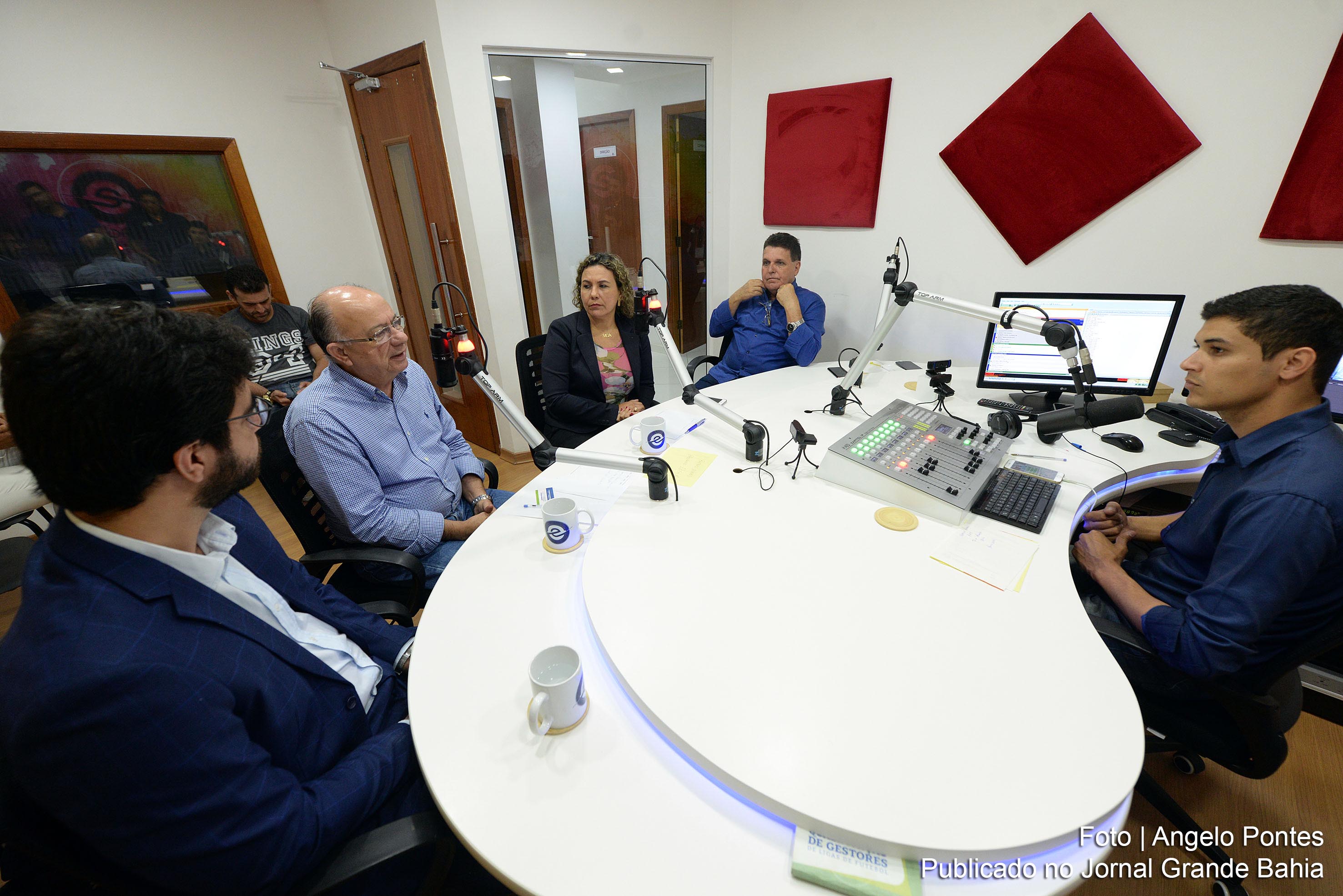 José Ronaldo revela que gostaria de atuar como locutor de rádio.