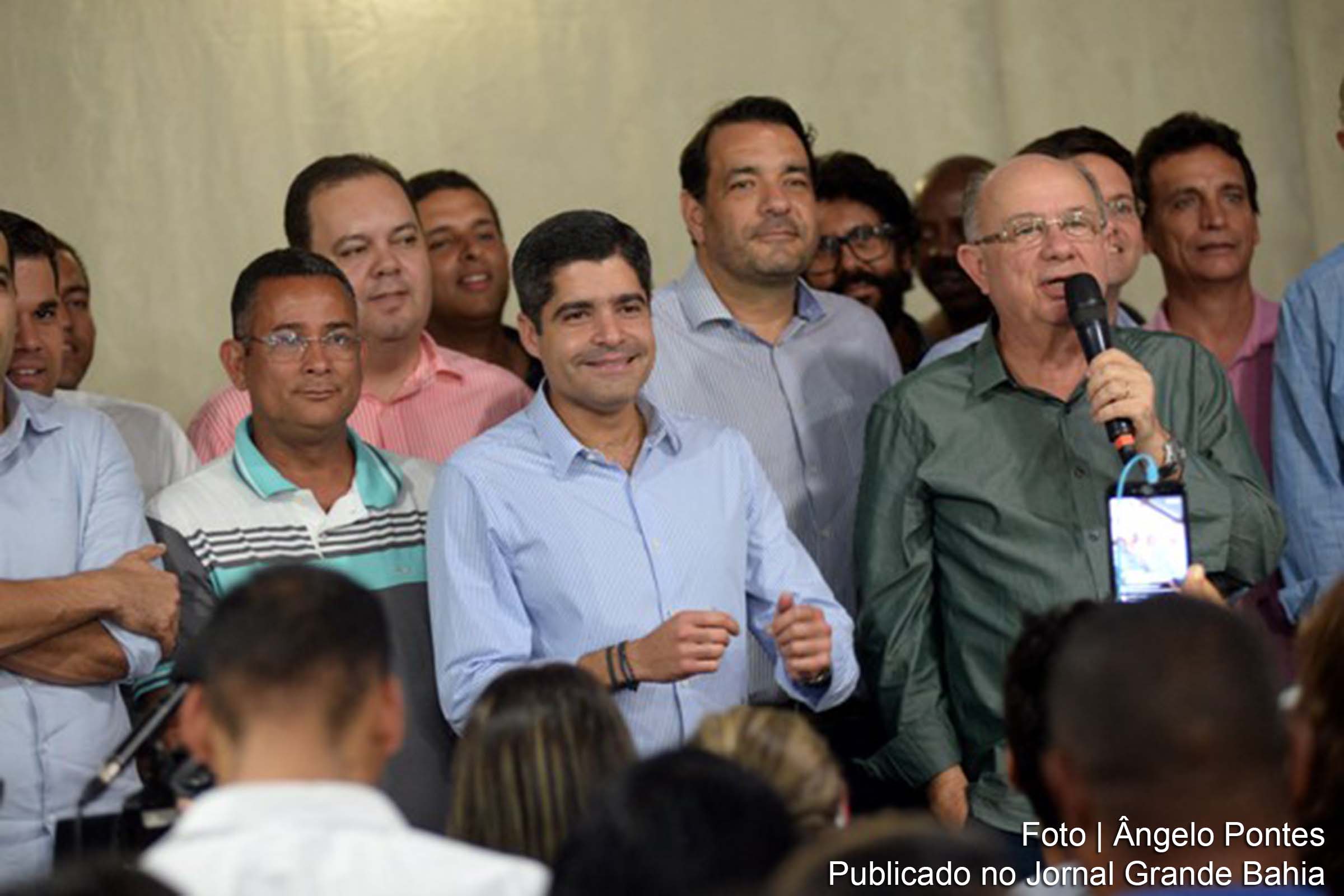 ACM Neto e José Ronaldo. Durante evento realizado no Caminho de Areia, em Itapagipe, o pré-candidato ao governo da Bahia pelo Democratas ouviu moradores e disse que vai resolver problema de saneamento da região.