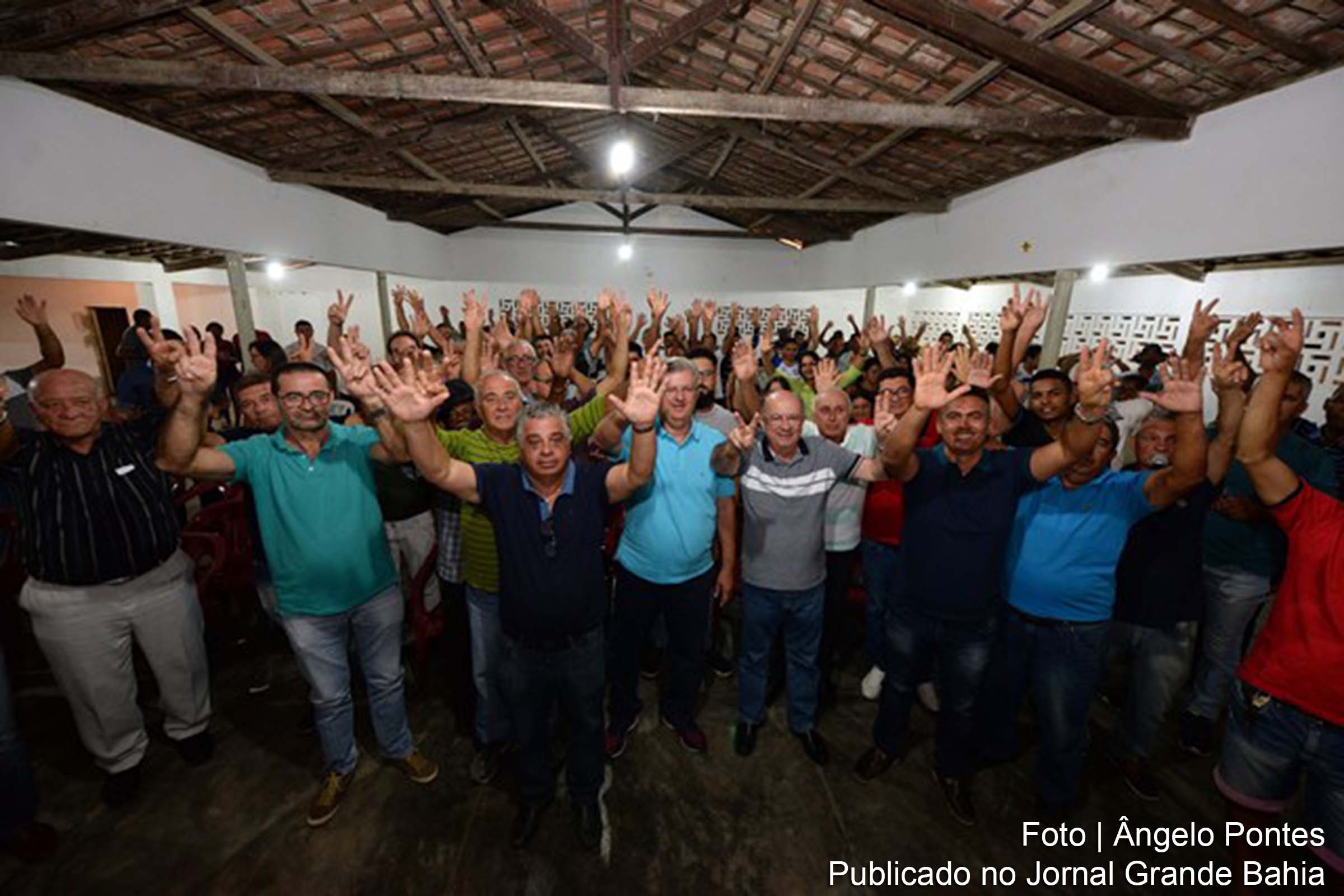 Tarcízio Pimenta, pré-candidato à deputado estadual e José Ronaldo, pré-candidato à governador da Bahia, durante encontro com lideranças em Ichu.