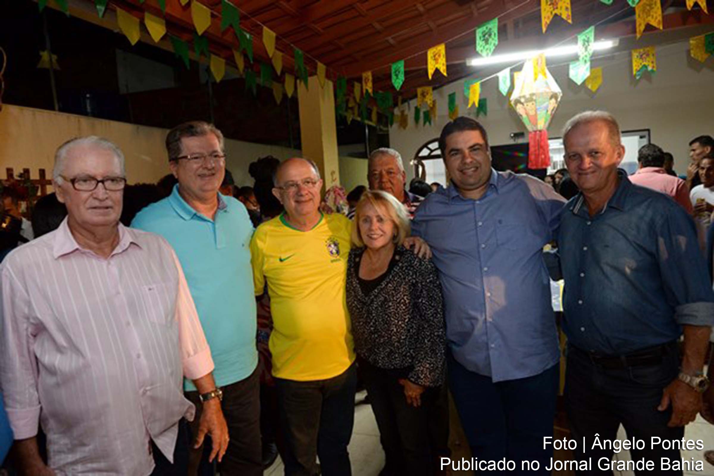 José Ronaldo ao lado de membros da comunidade do município de Governador Mangabeira.