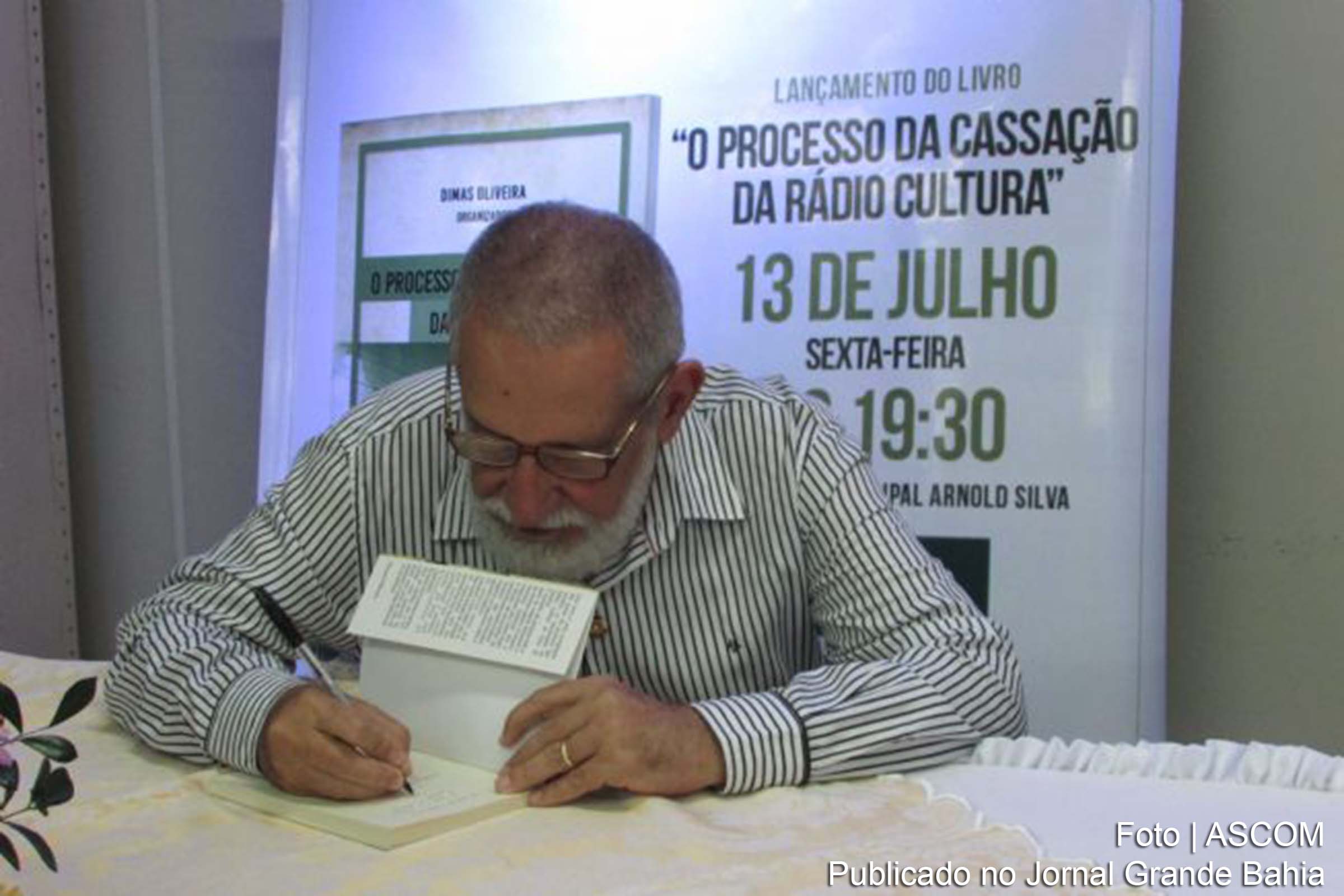 O jornalista Dimas Oliveira durante o lançamento do livro ‘O Processo da Cassação da Rádio Cultura’.