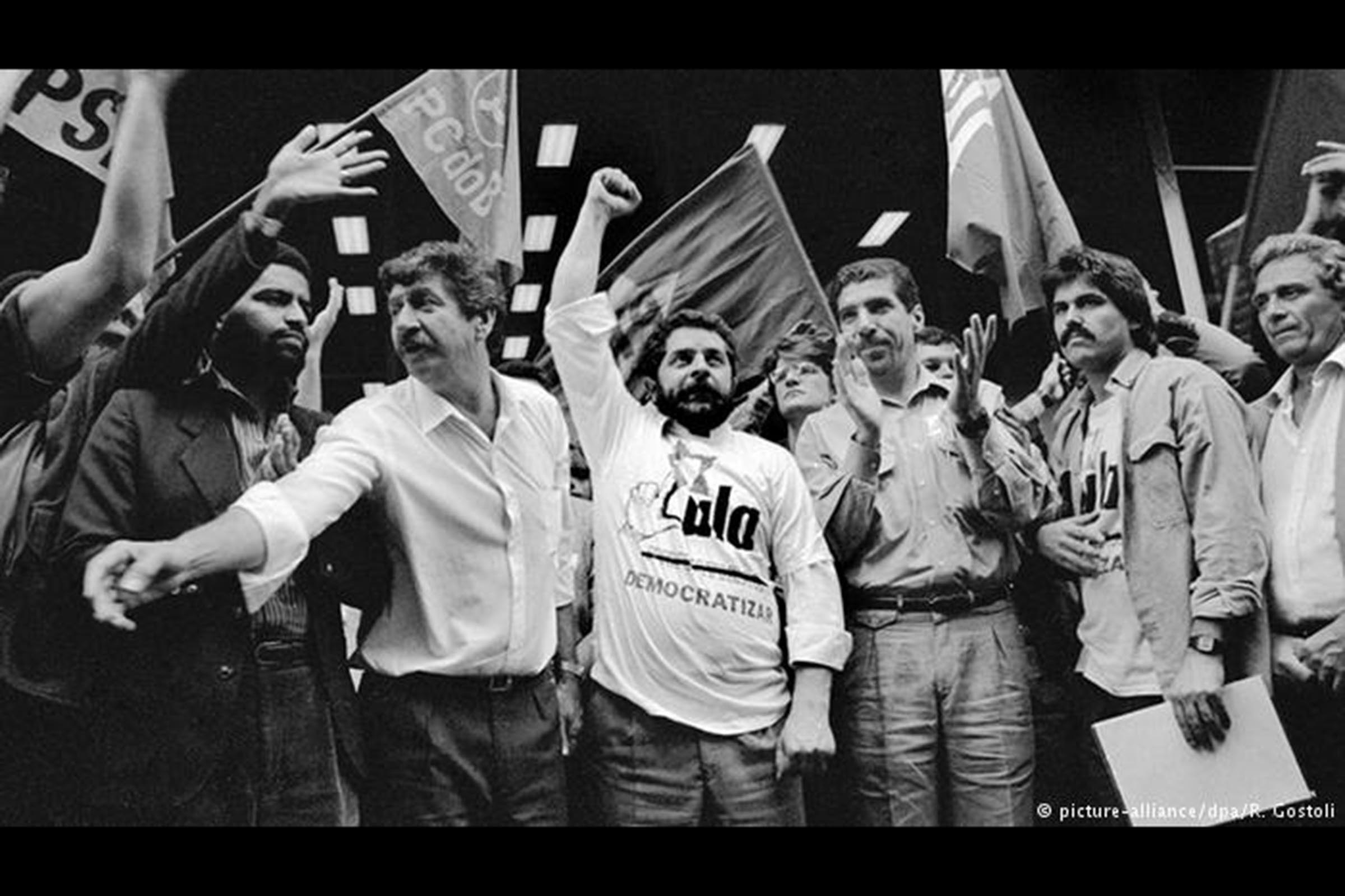 Lula durante a campanha de 1989. À época, PT disputava com o PDT o comando da esquerda brasileira. Em 2018, Ciro Gomes tenta recuperar espaço da antiga sigla de Brizola.
