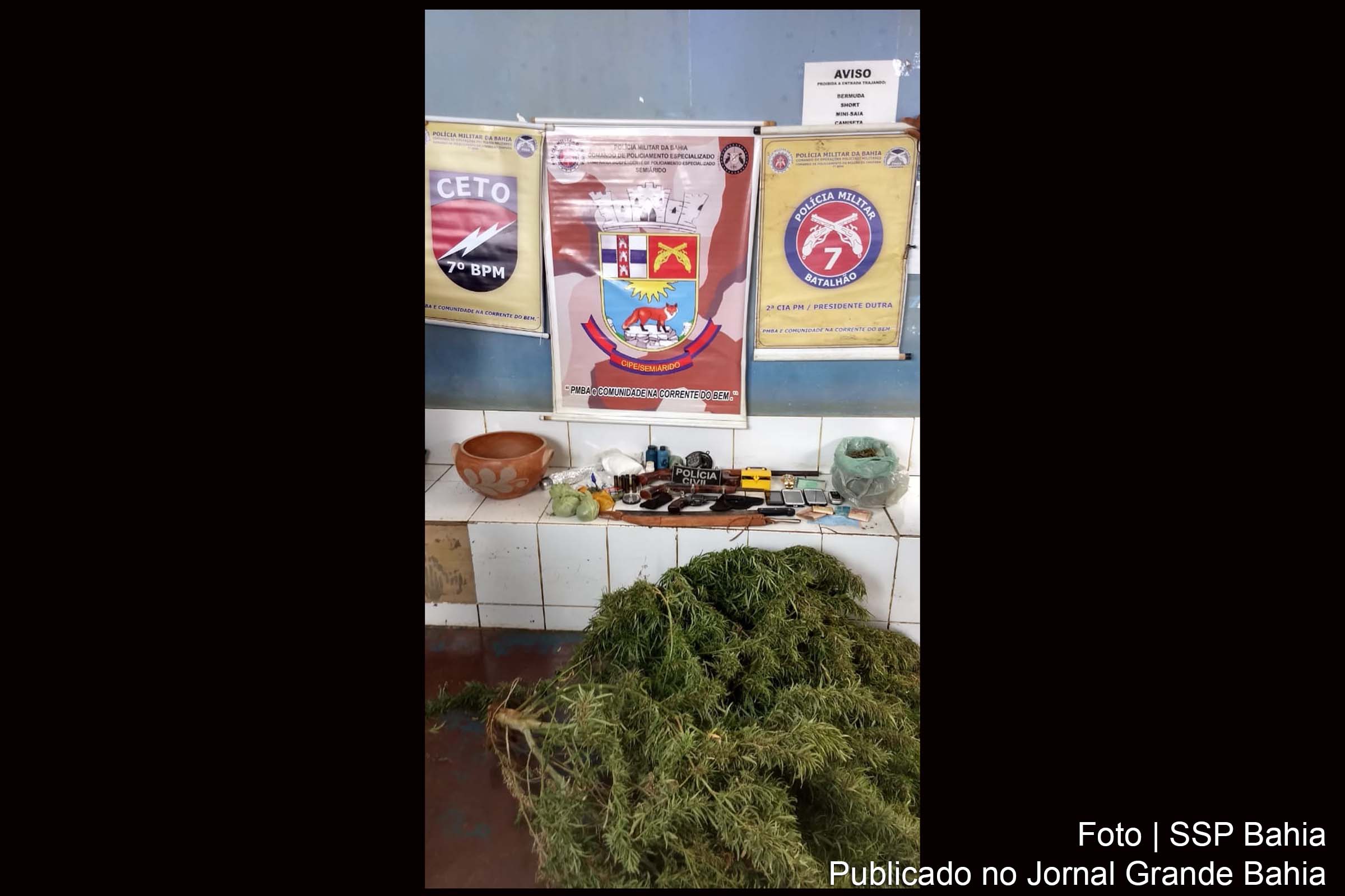 Militares apreendem duas espingardas, um revólver calibre 38, um veículo Hyunday Tucson, uma moto Honda-XRE, 720 gramas de maconha e munição.