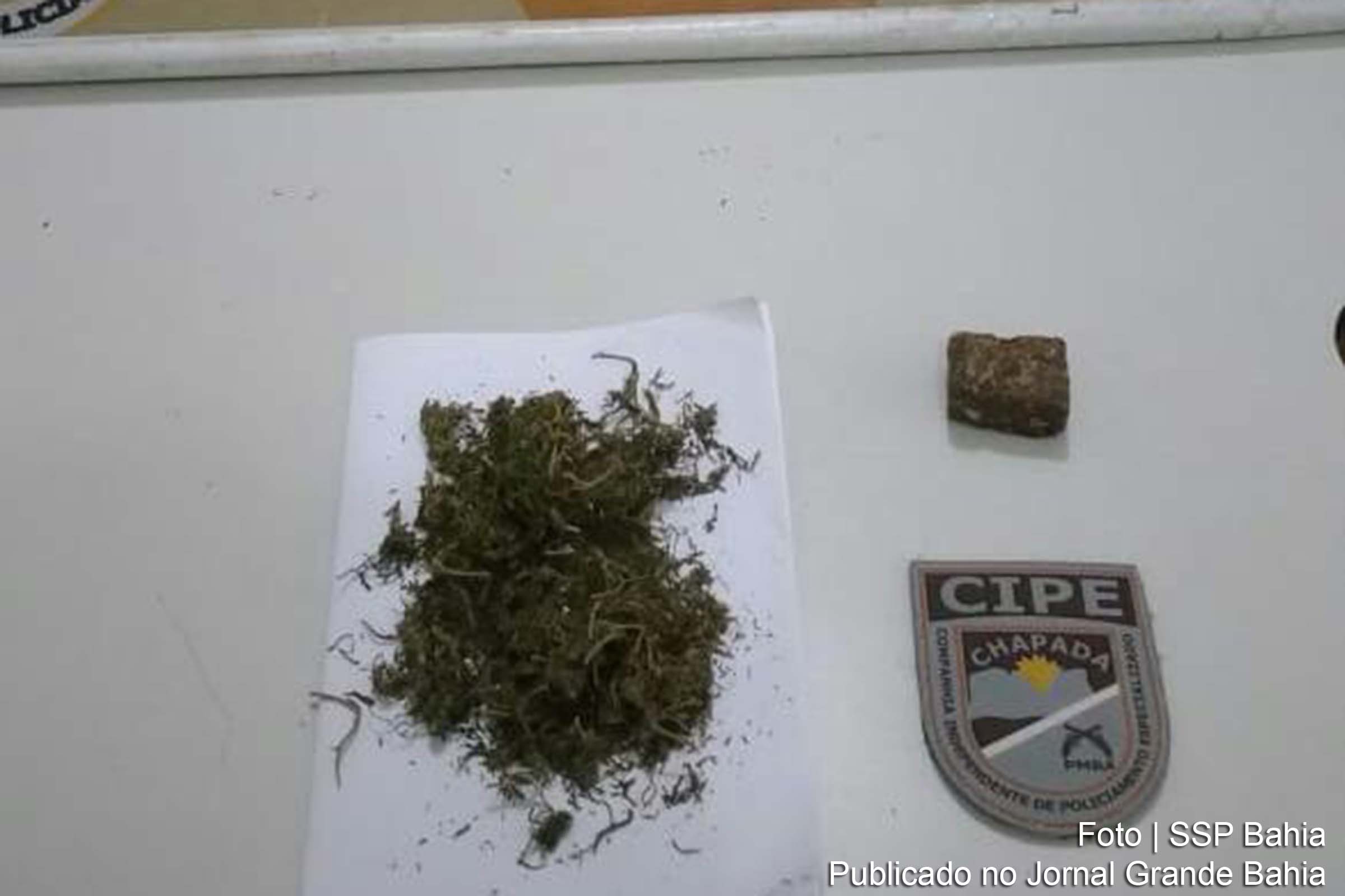 Militares apreendem encontraram porções de maconha embaladas para vendas.