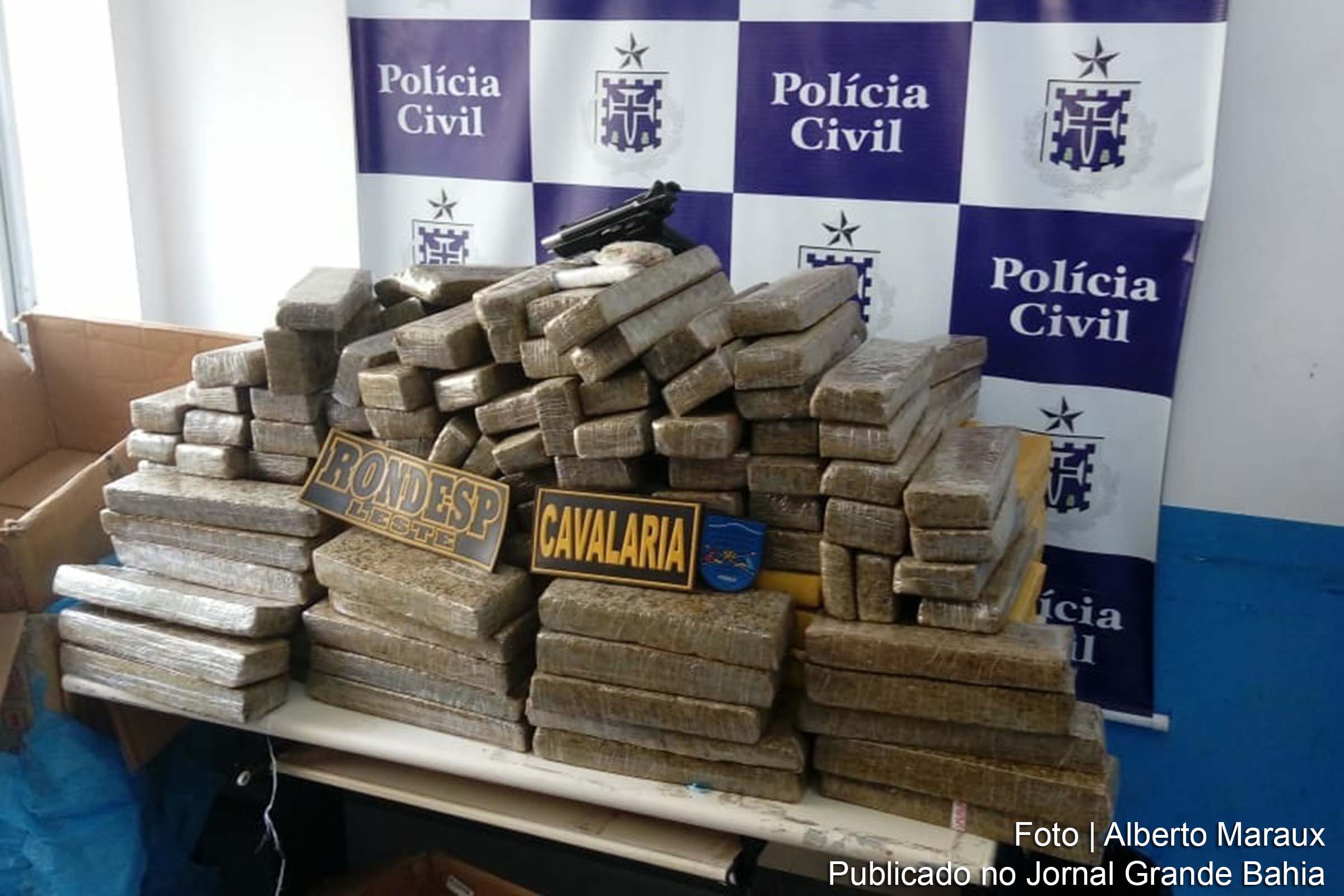 Militares apreendem uma pistola calibre 9mm de fabricação israelense e 300 kg de maconha prensada.
