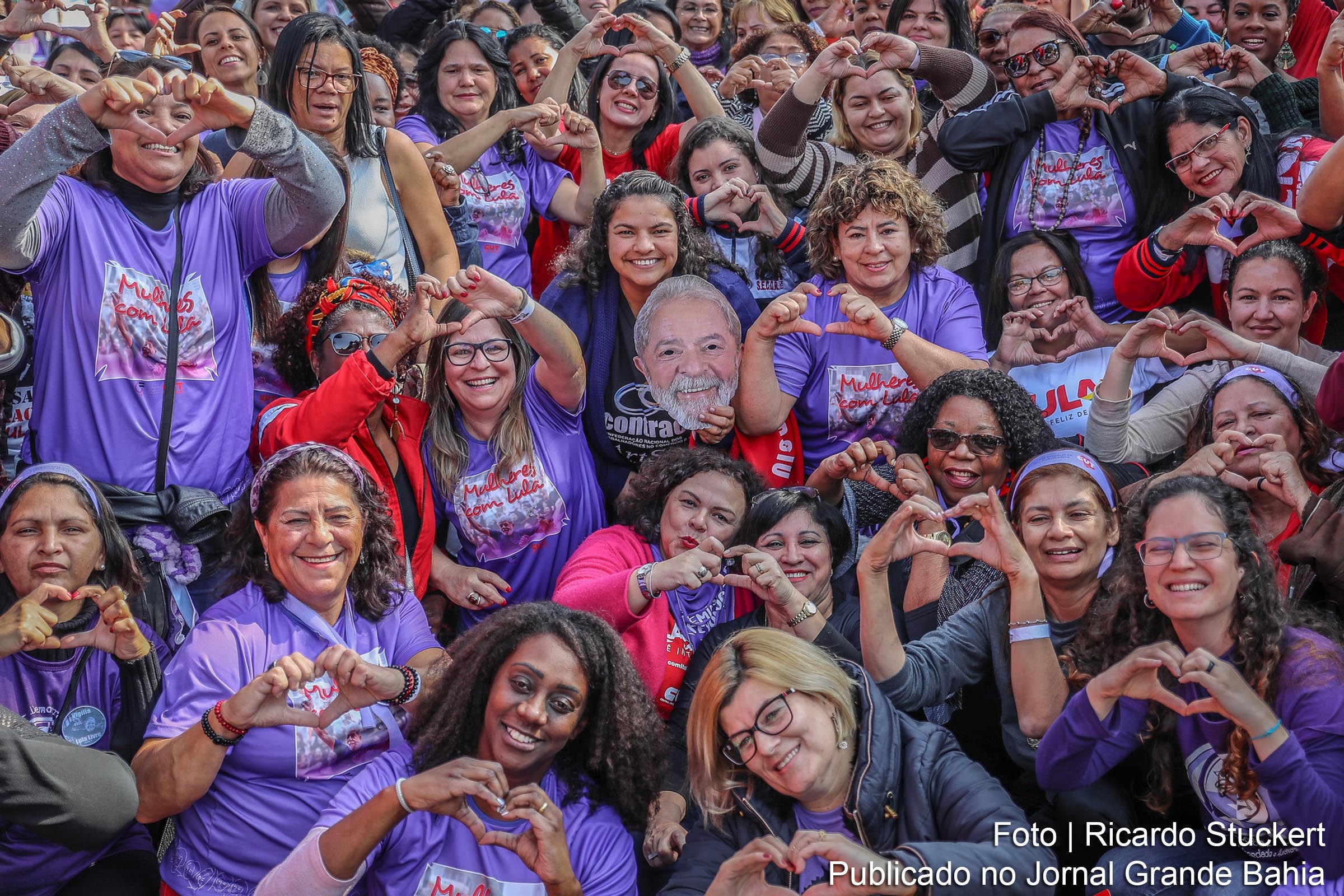 Movimento feminino apoia Lula para presidente da República. Trabalhista lidera na preferência do brasileiro com 41% das intenções de votos. Se as eleições fossem hoje, o ex-presidente Lula venceria no primeiro turno com mais votos do que a soma de todos os adversários pesquisados, aponta pesquisa CUT/Vox.