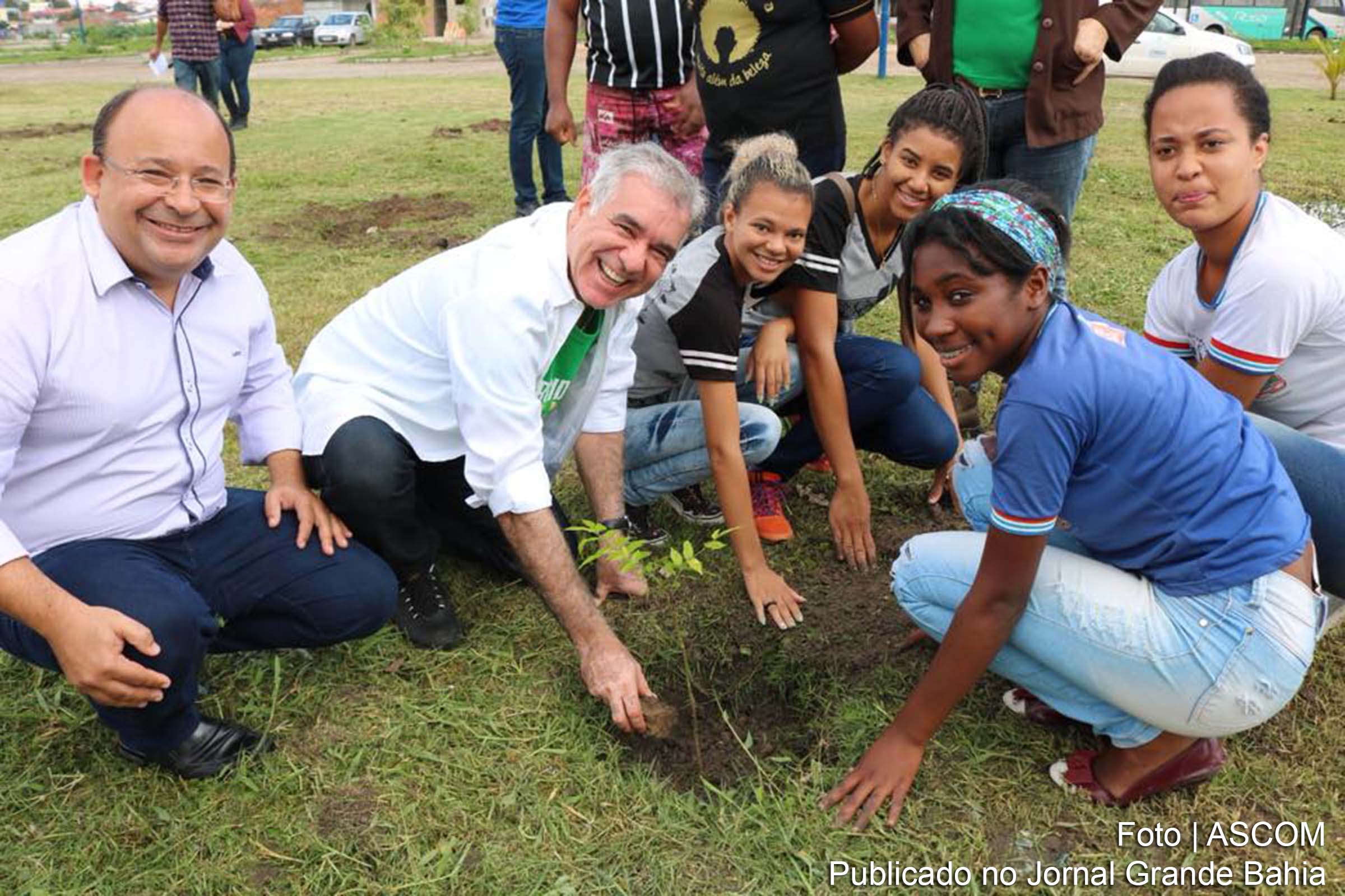 Deputado José Cerqueira Neto (Zé Neto) participou, junto aos alunos do primeiro e do terceiro ano do ensino médio da Escola Estadual Durvalina Carneiro, no ato simbólico de plantio de 25 das mil mudas doadas pelo Governo do Estado.