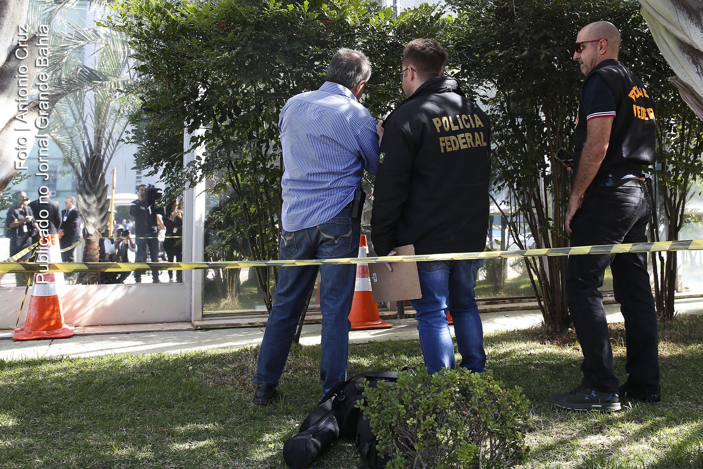 Policiais Federais chegam ao Ministério do Trabalho pra periciar salas que foram reviradas.