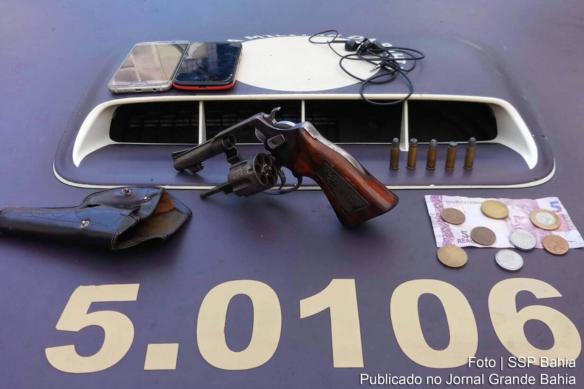 Policiais apreendem um revólver calibre 38, munições, dois celulares roubados e cerca de R$ 8,00.