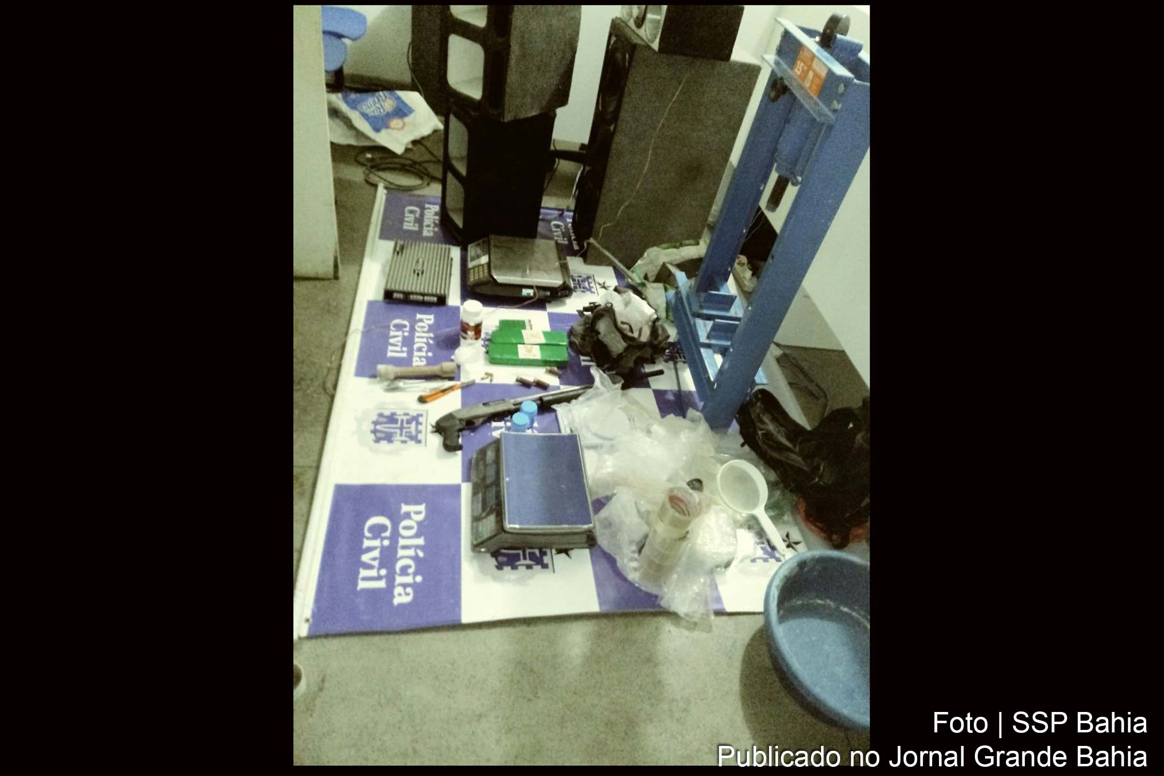 Policiais civis apreenderam máquina para prensar, espingarda, munições e drogas.