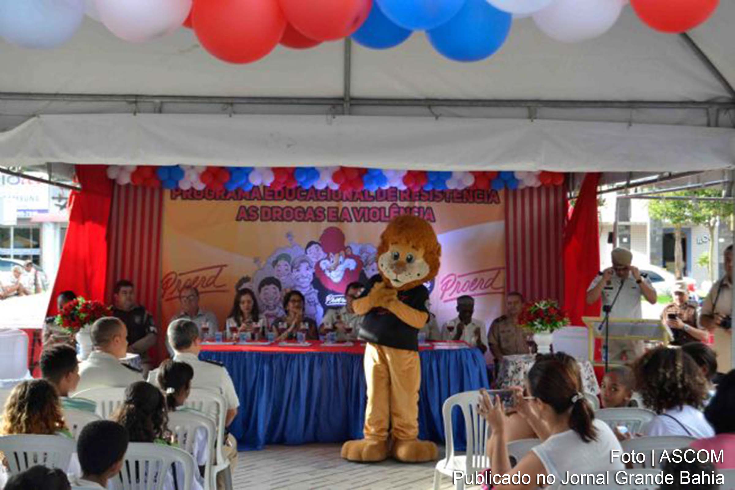 Cerimônia de certificação do Programa Educacional de Resistência às Drogas e à Violência.