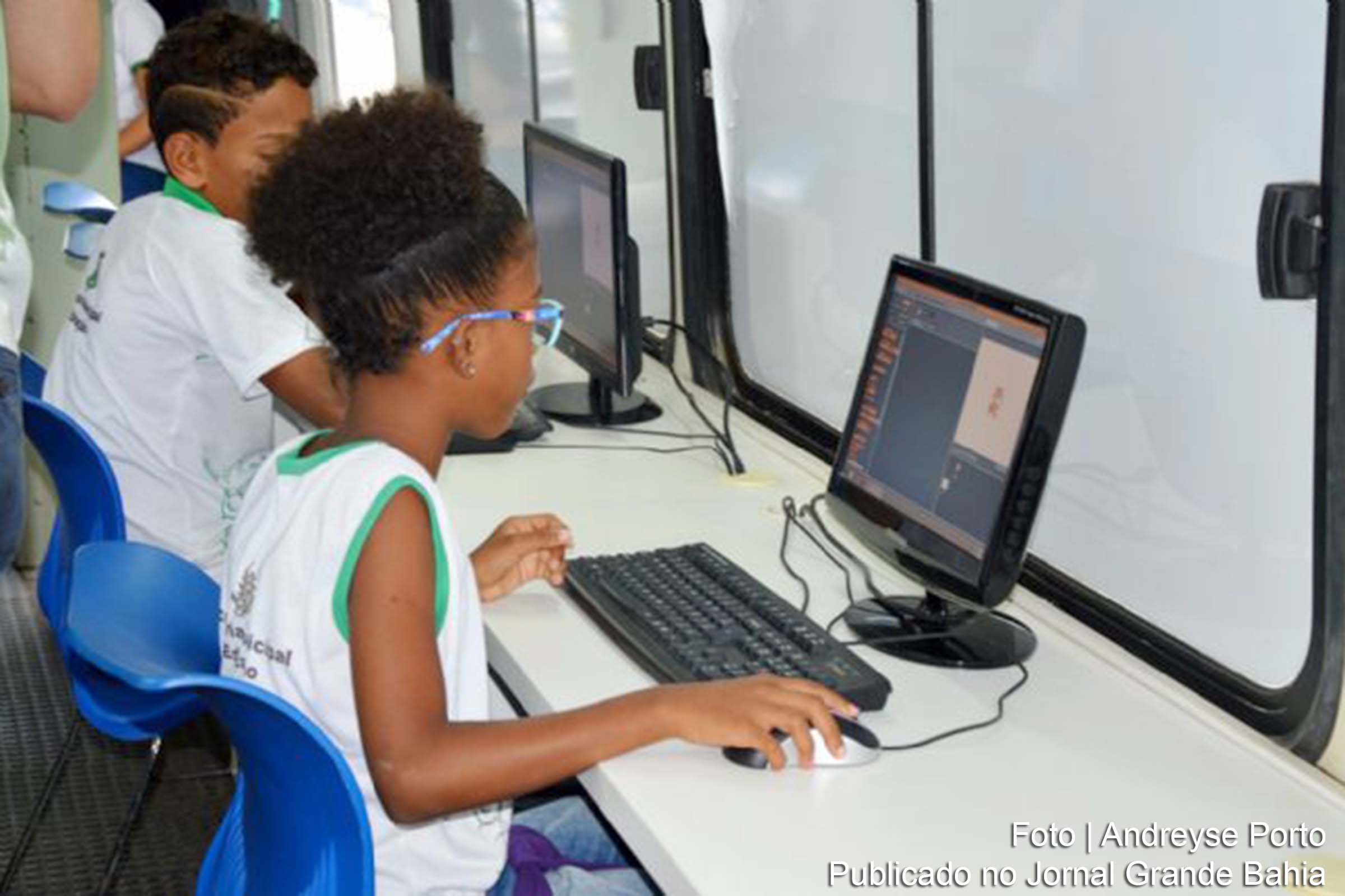 Alunos do 5º ano da Escola Municipal Professora Lídice Antunes Barros, aprenderam a utilizar o Scratch, primeiro programa com a linguagem computacional no qual usaram os comandos básicos.