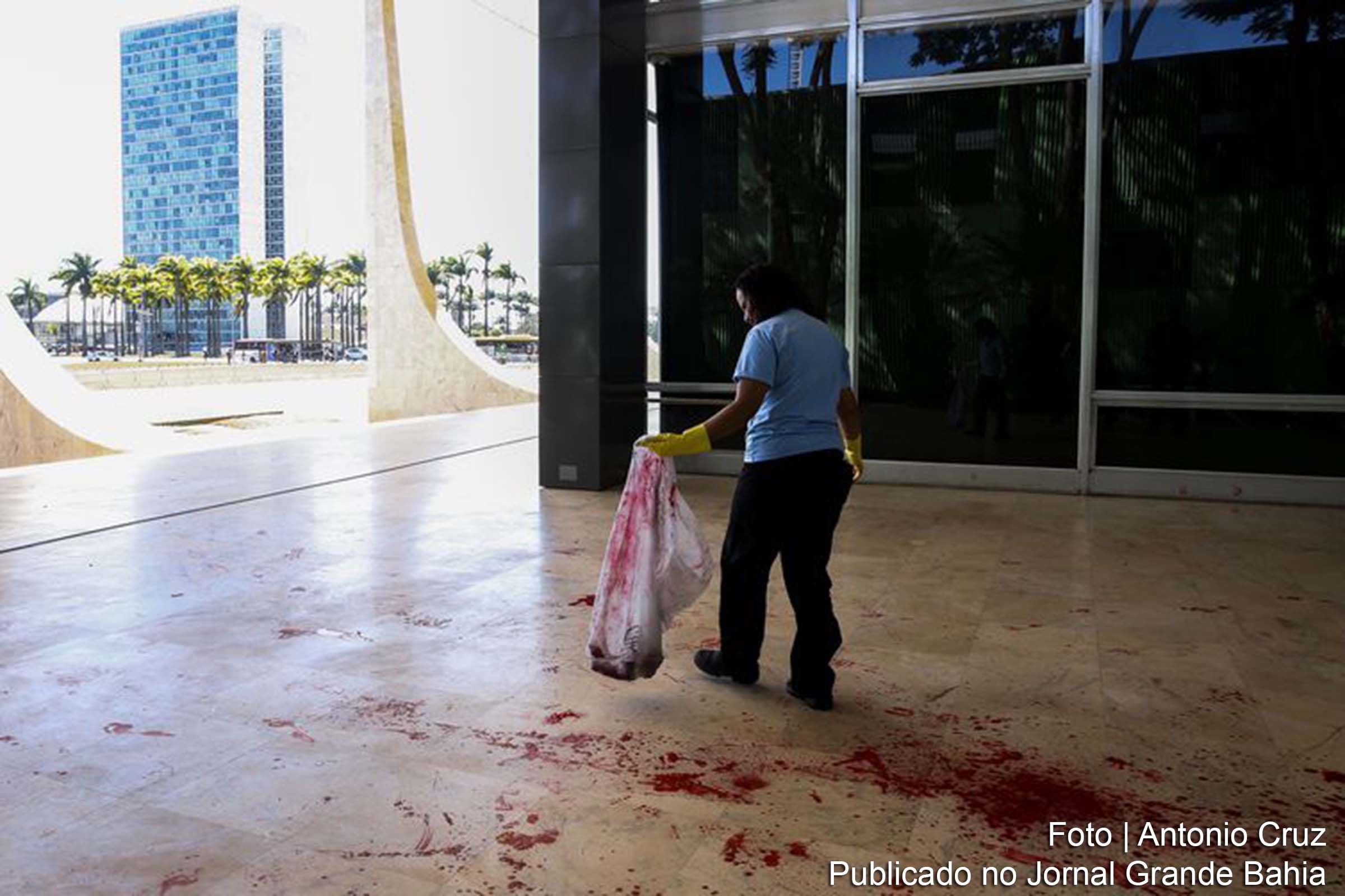 Um grupo de cerca de 20 pessoas jogou tinta vermelha no supremo tribunal federal.