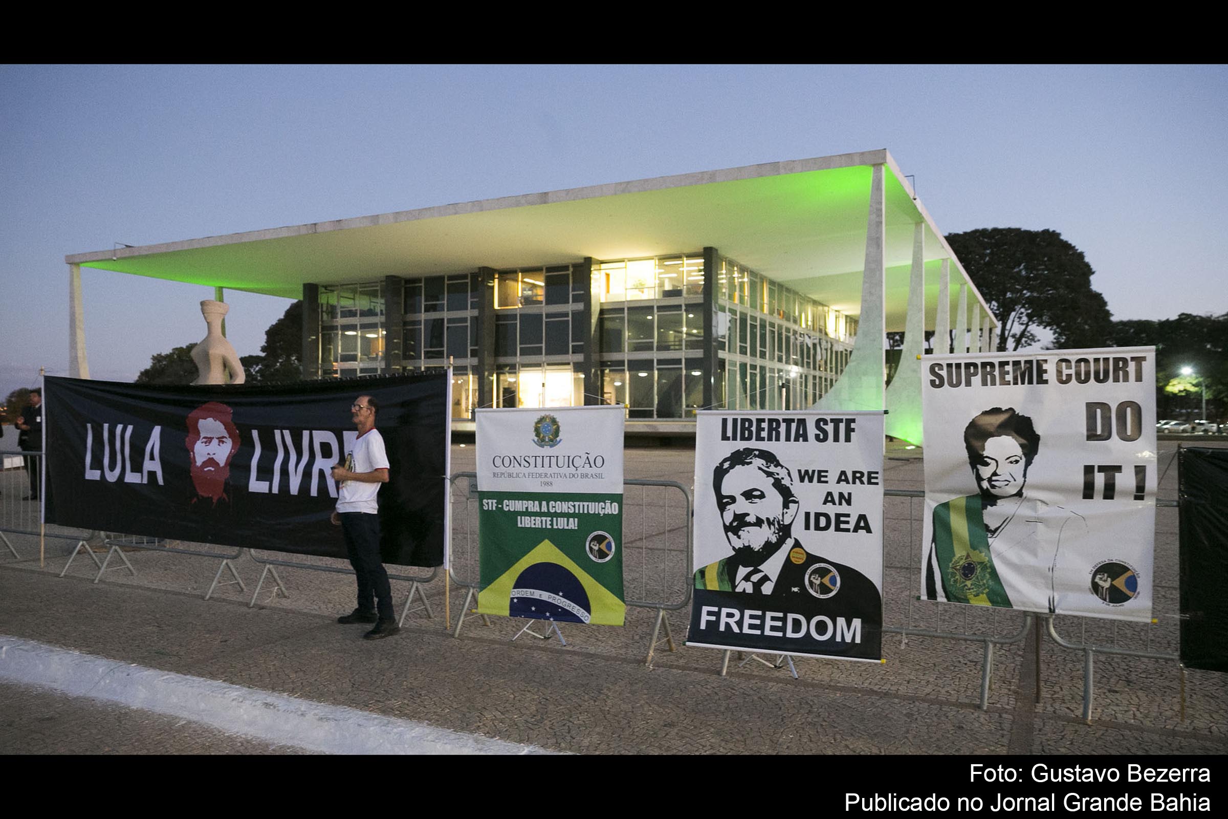 A três meses das eleições, indefinição de partidos e eleitores sinaliza resultado imprevisível. Pesquisas indicam maior percentual de votos brancos e nulos desde a redemocratização. Principal líder das pesquisas, Lula, permanece preso. Cena do protesto em frente ao STF a favor da libertação do ex-presidente Lula.