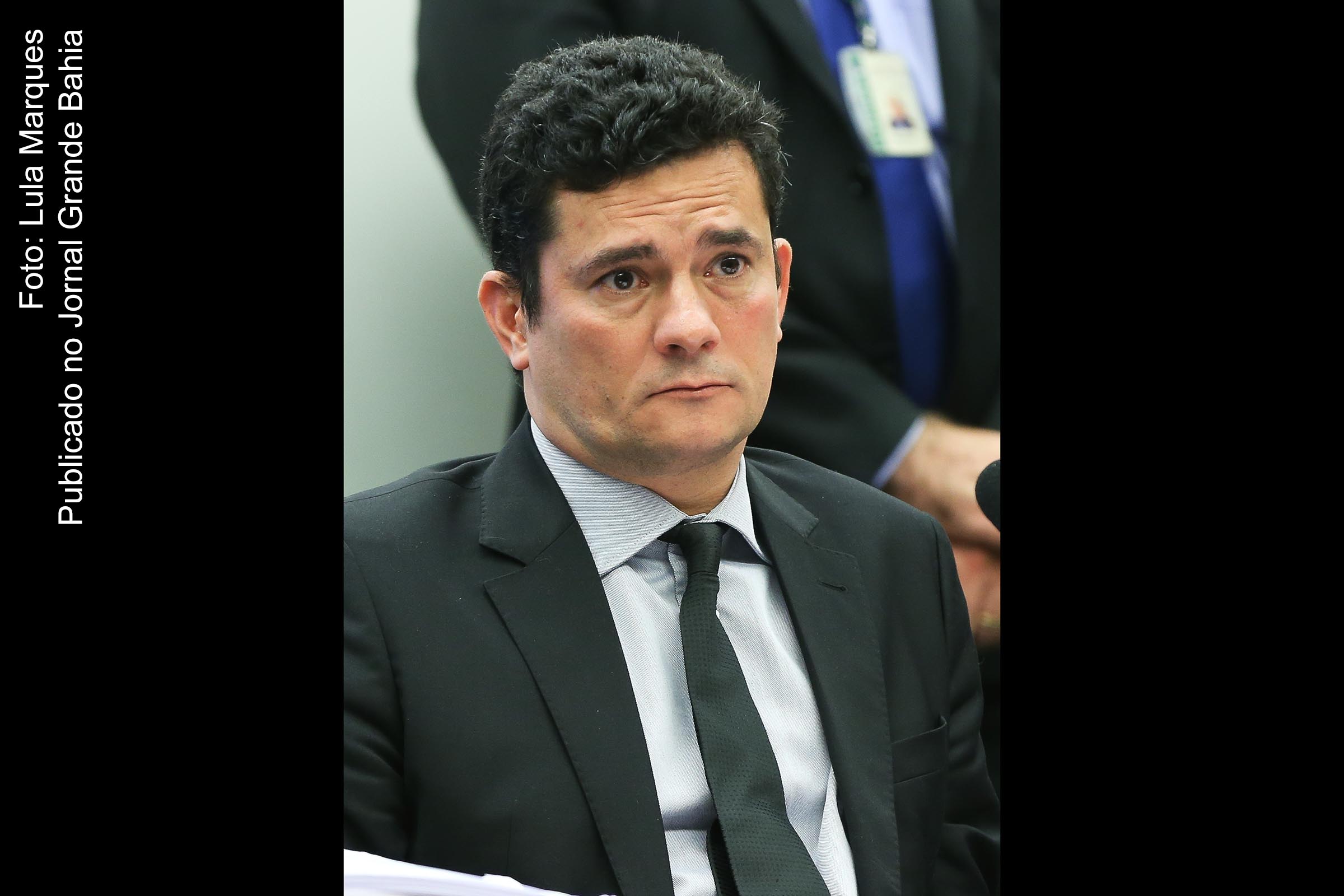 Juiz federal Sérgio Fernando Moro. "Podemos dizer que Moro agiu por interesse ou satisfação pessoal e praticou ato contrário à lei; em outras palavras, cometeu, pelo menos, em tese, crime de prevaricação".
