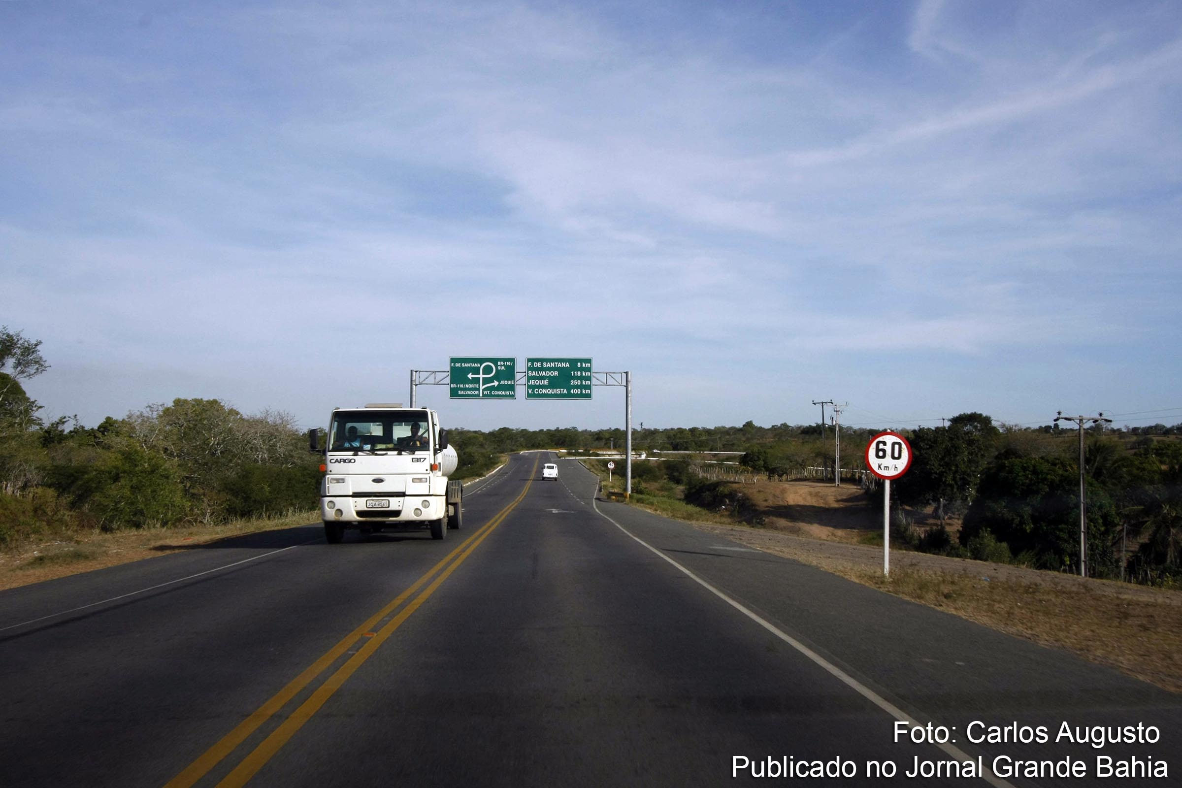 Trecho da Rodovia BA 052, conhecida como Estrada do Feijão.