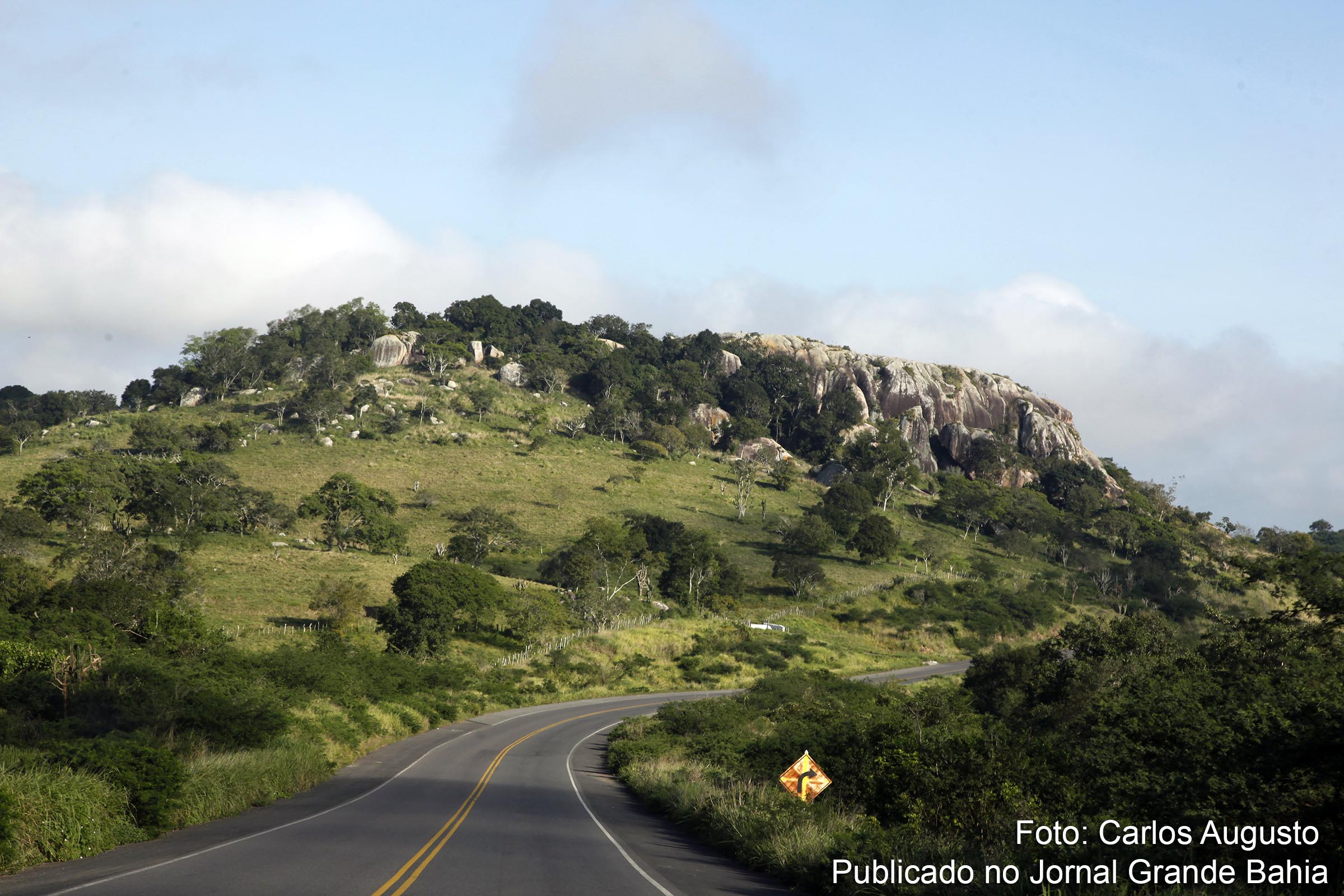 Trecho da Rodovia BA 052, conhecida como Estrada do Feijão.