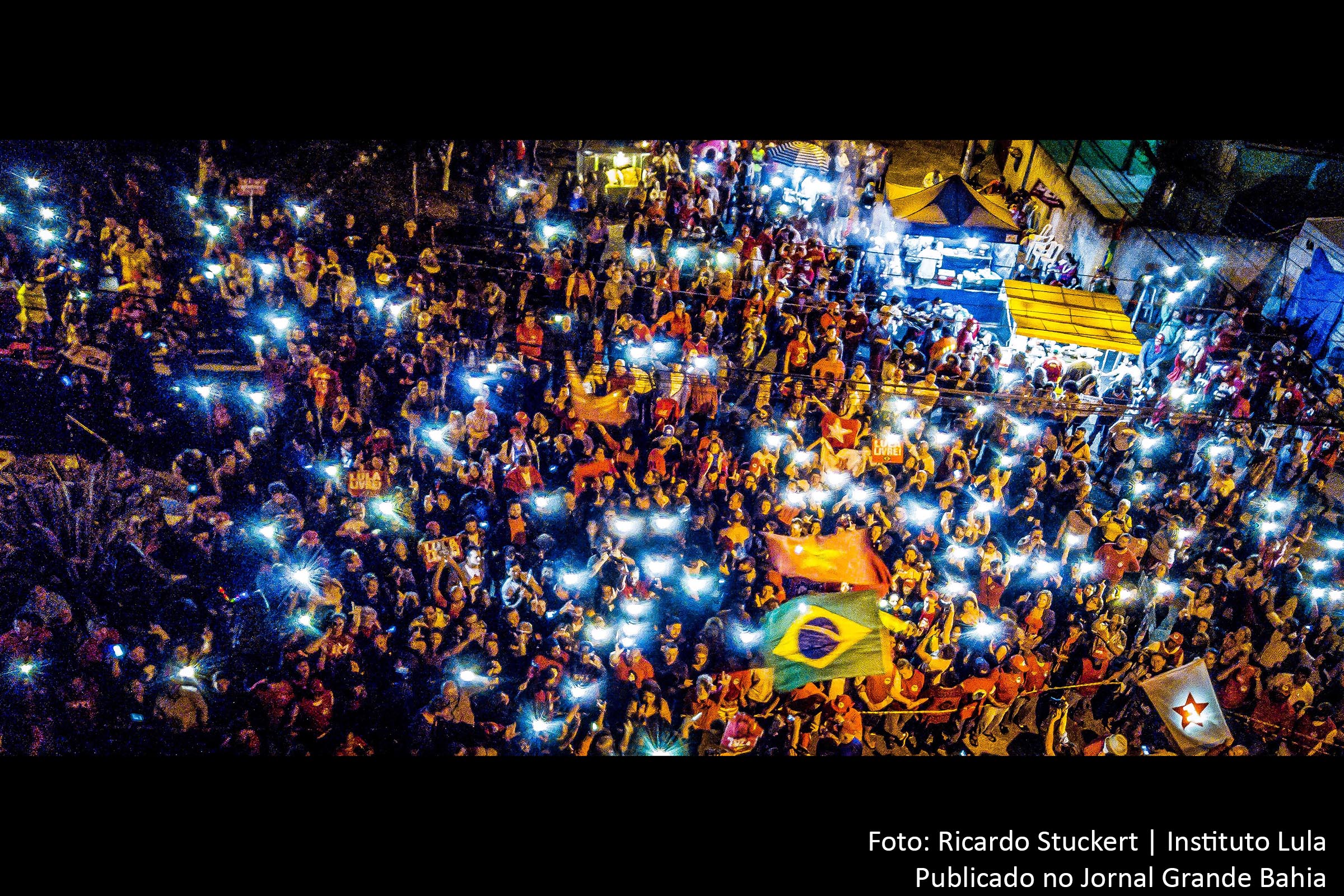 A Vigília Lula Livre reunida em frente à Polícia Federal em Curitiba pela libertação do presidente Lula, neste domingo (08/07/2018), em Curitiba.