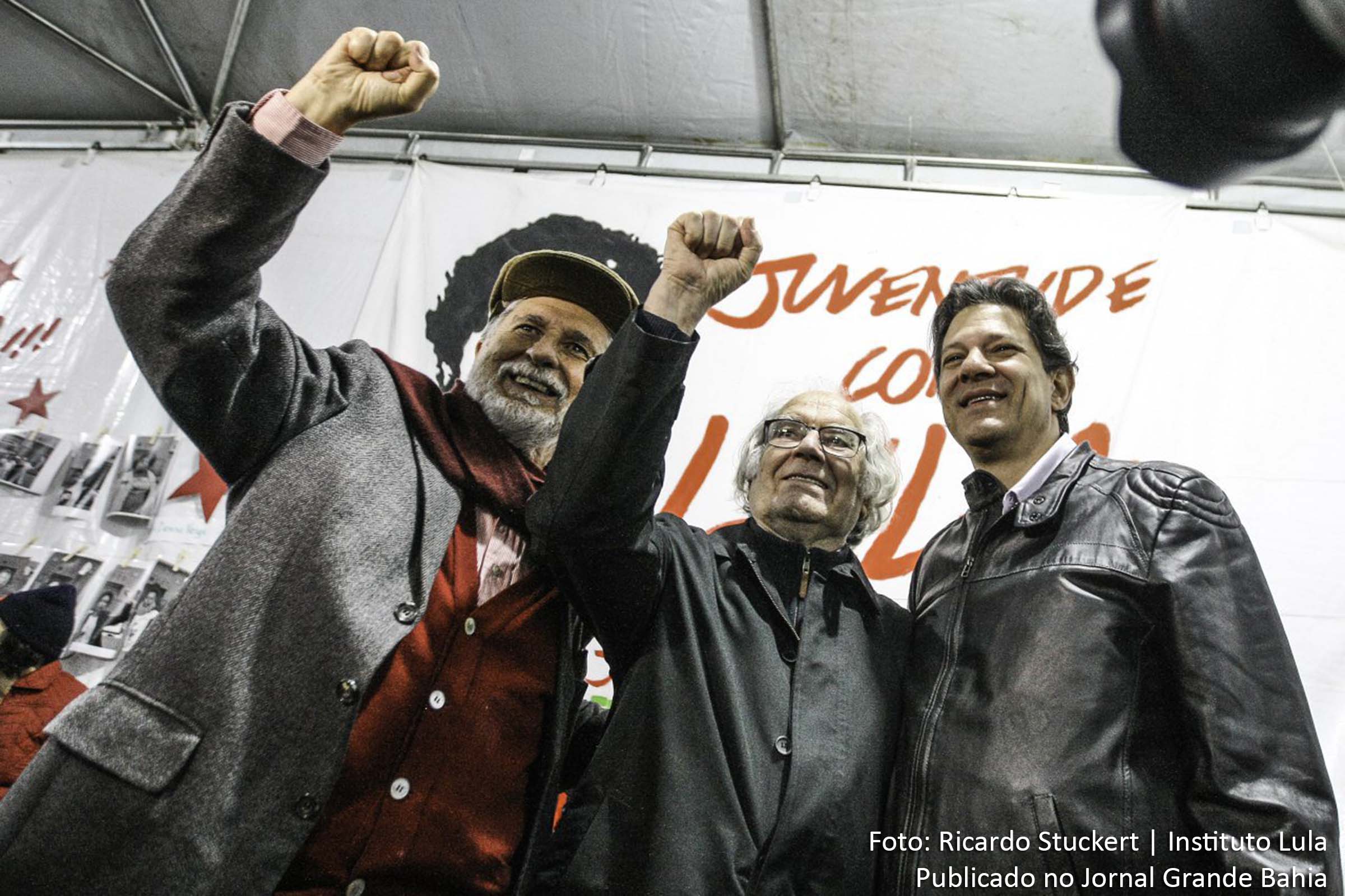 Após visitar Lula, Esquivel, Celso Amorim e Haddad vão até a Vigília.