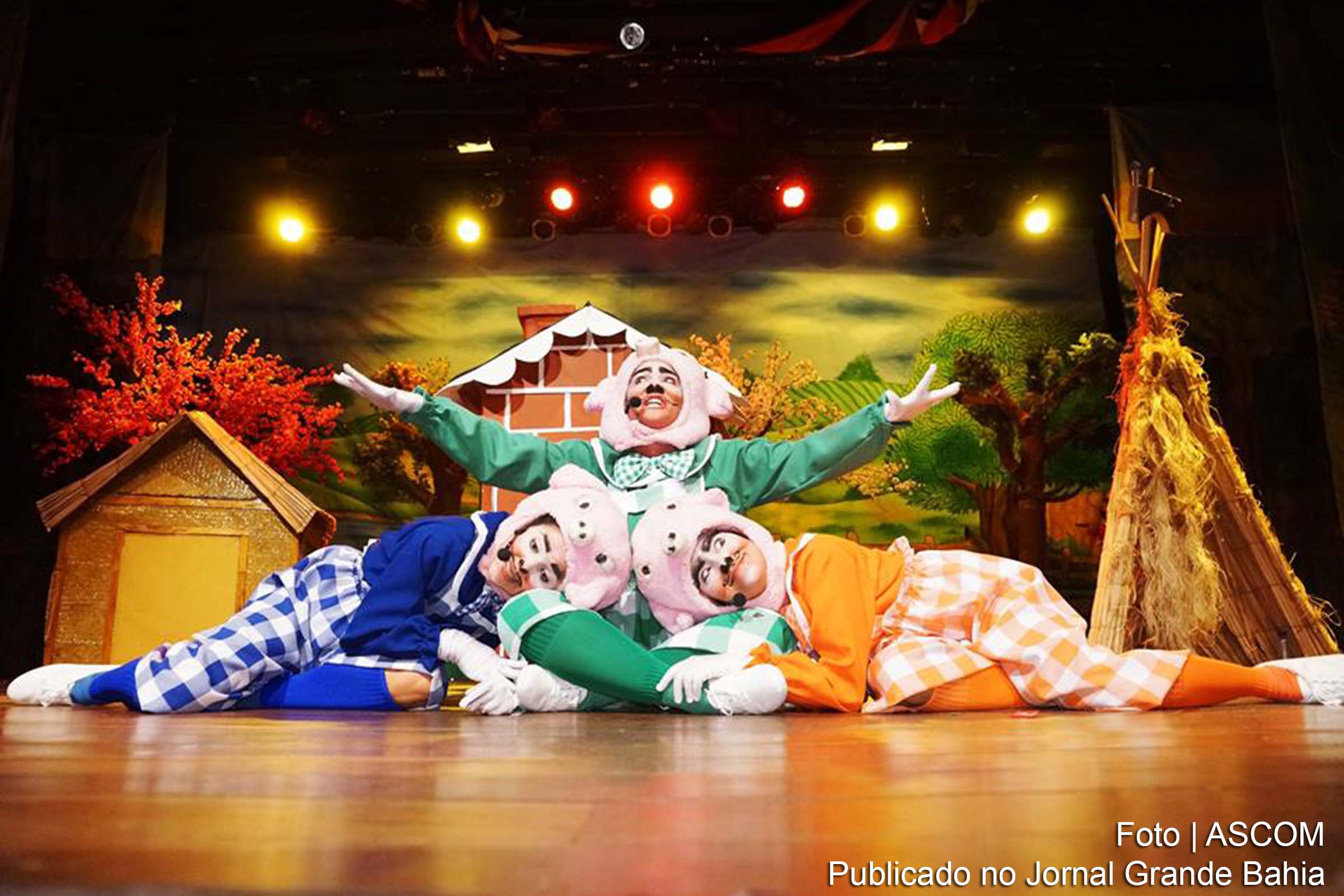 Cena do espetáculo 'Os Três Porquinhos'.