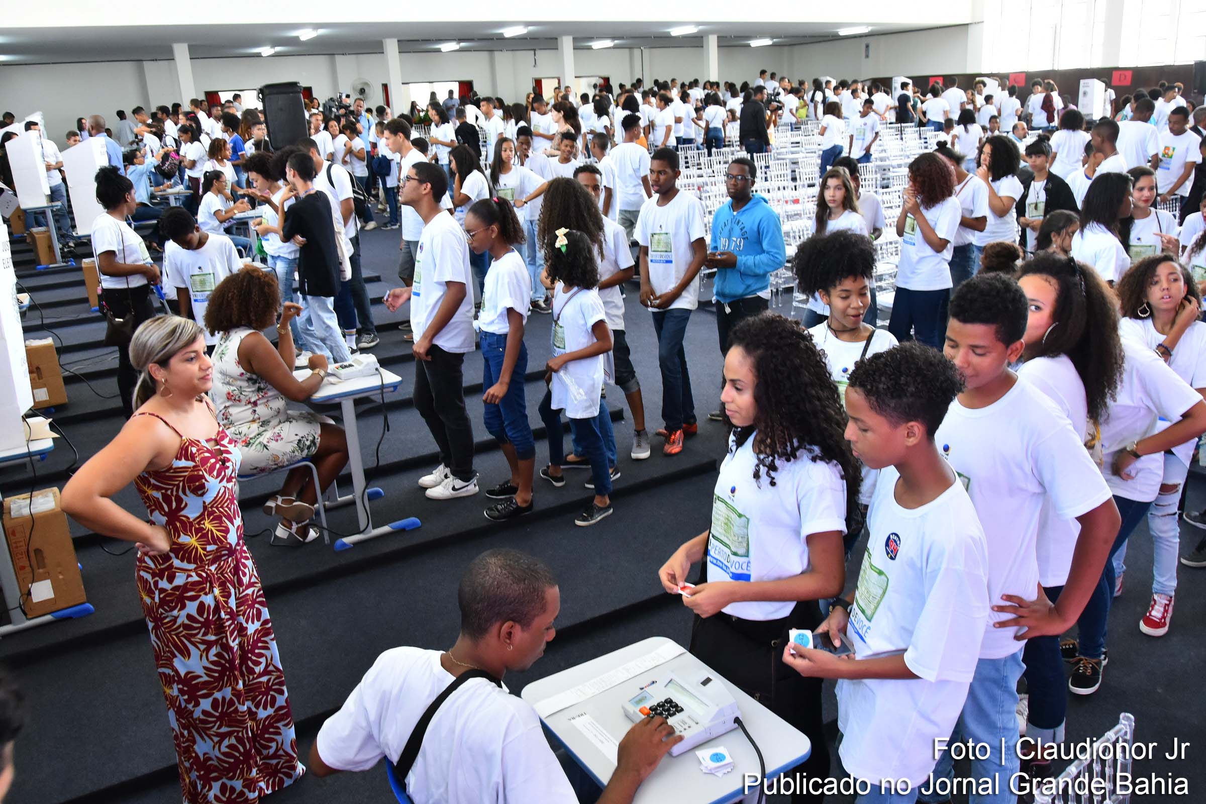 Estudantes de escolas estaduais e municipais participam de votação simulada em urna eletrônica.