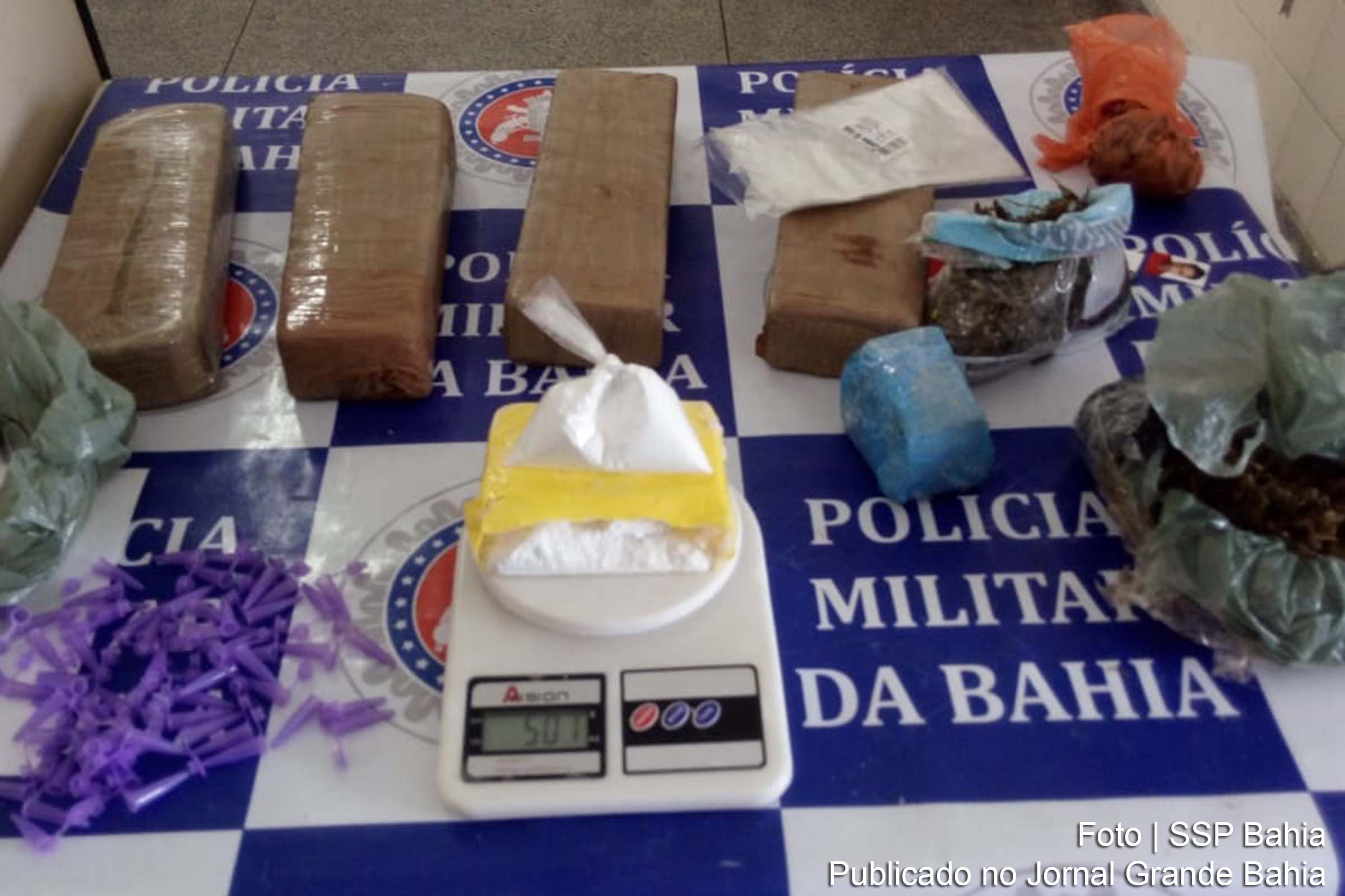 Cocaína, maconha, uma balança, um celular, além de 59 pinos vazios, próprios para acondicionar cocaína, e várias sacolas plásticas para embalar droga.