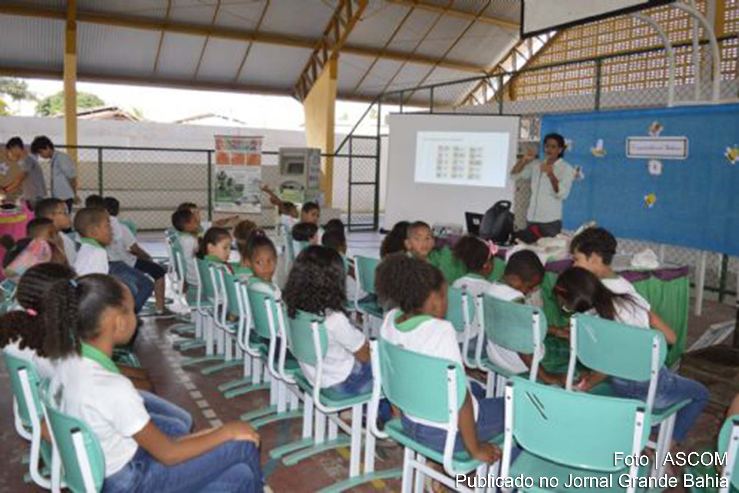 Alunos da Escola Maria Antônia da Costa adotam coleta de lixo eletrônico.