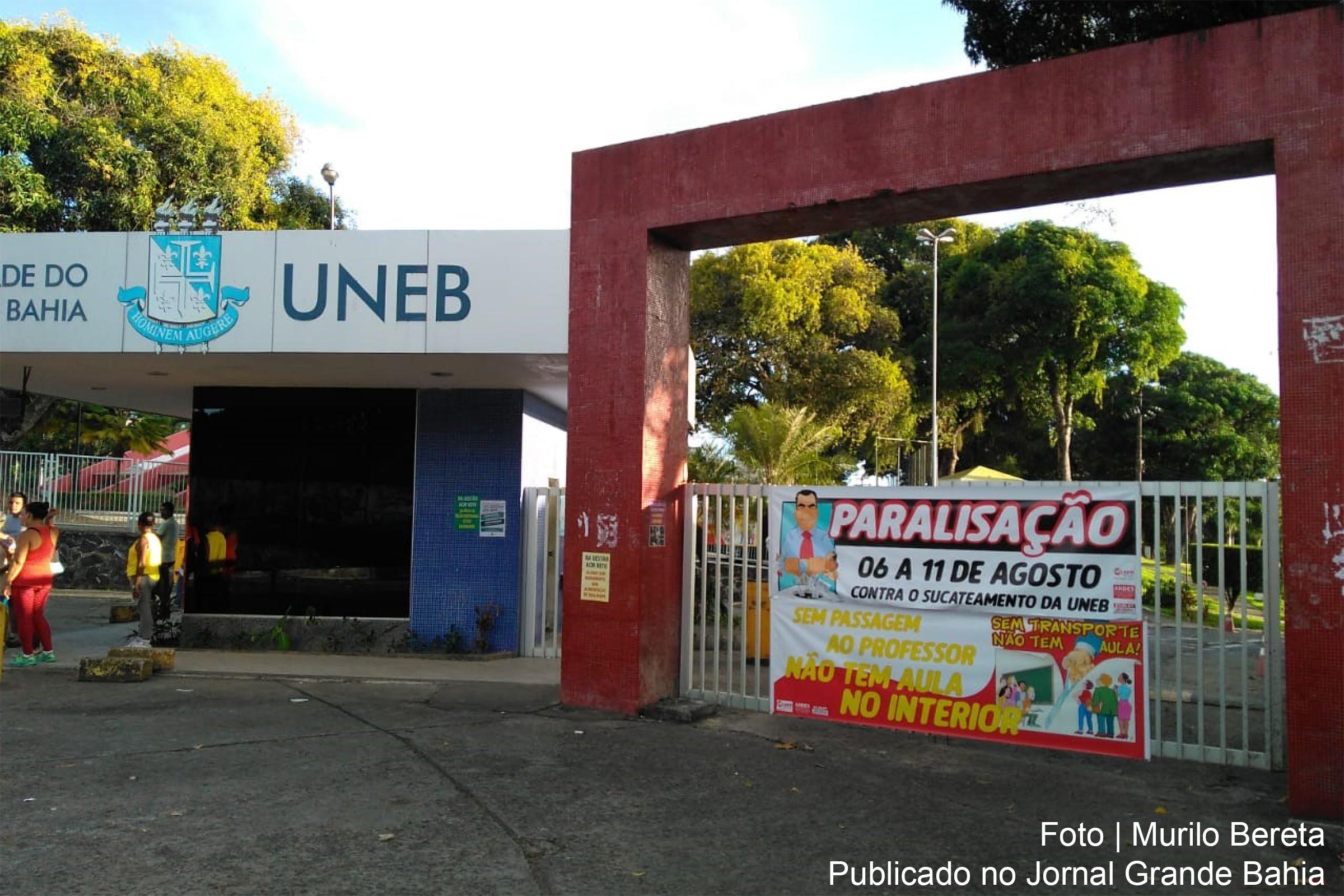 Docentes da UNEB protestam contra falta de infraestrutura, por passagem docente e maior orçamento. Paralisação será de 06 a 11 de agosto de 2018, e atrasará o começo do segundo semestre letivo na maioria das 24 unidades.