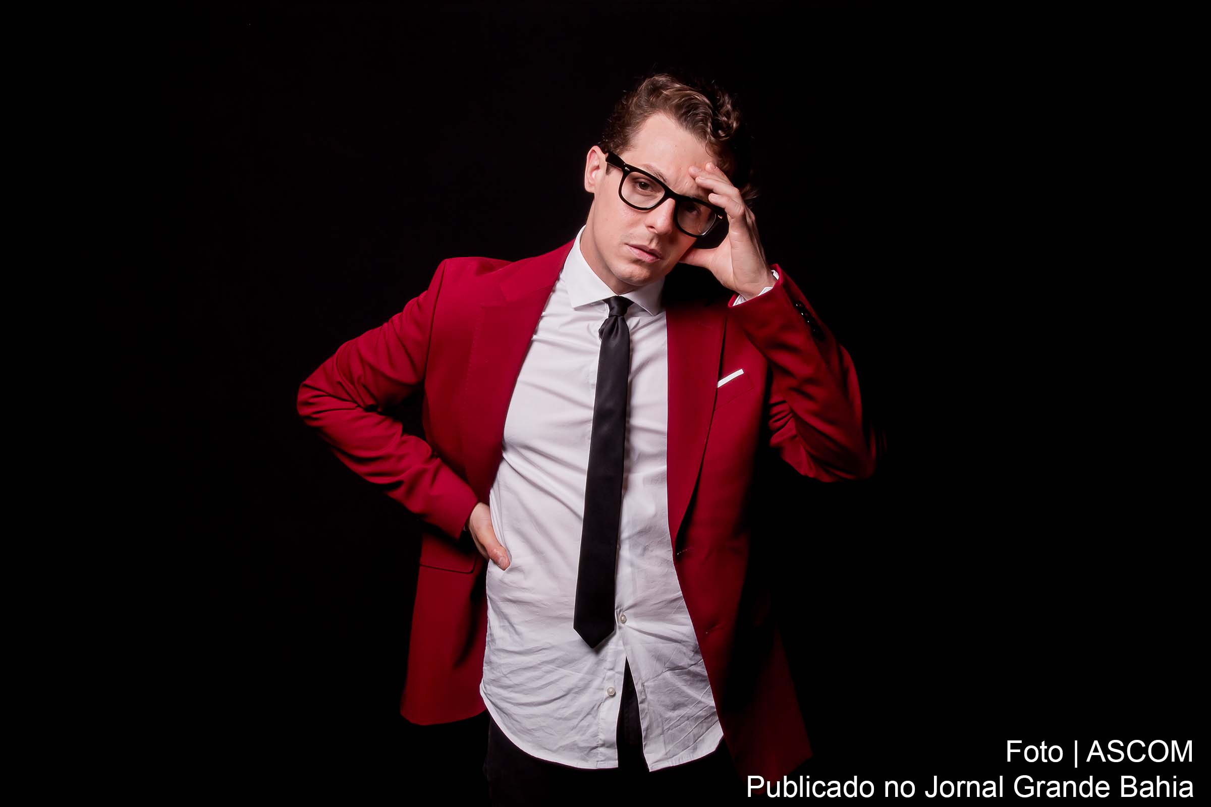 O ator Rafael Medrado durante o espetáculo Como Se Tornar Estúpido em 60 Minutos.