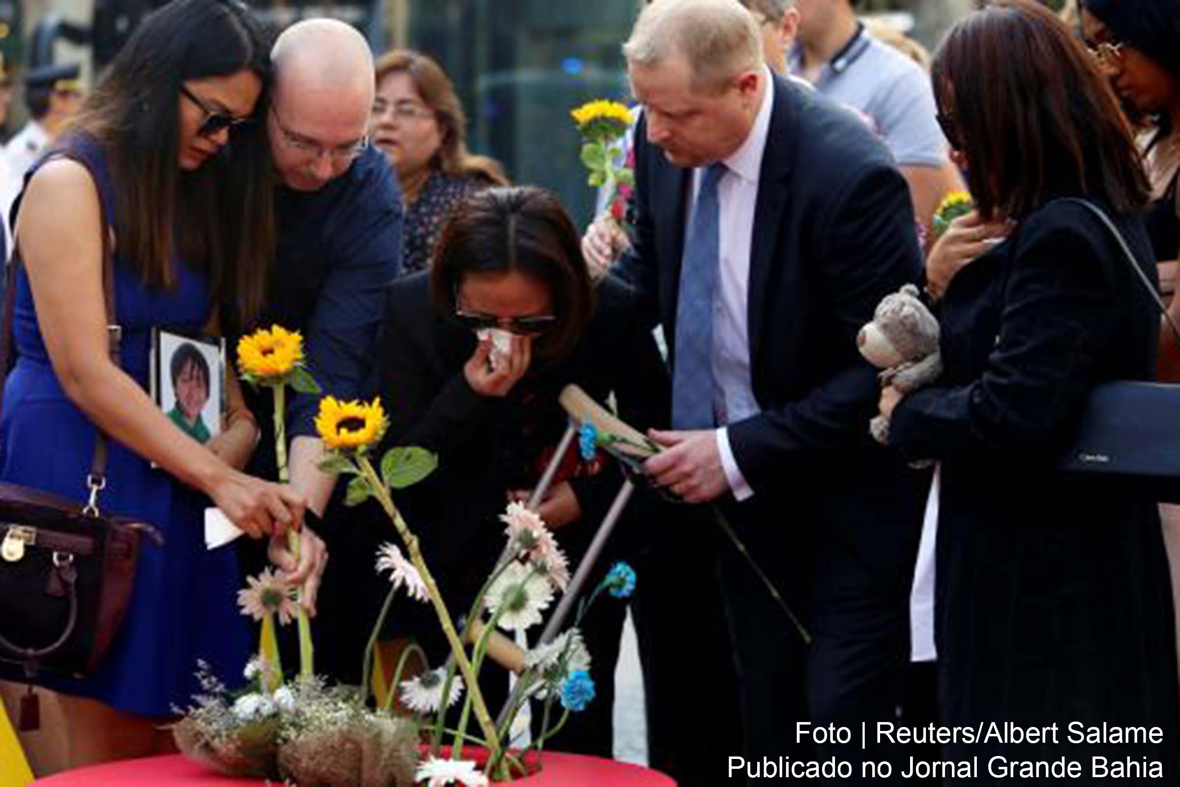 Familiares fazem oferendas de flores nas Ramblas de Barcelona, na cerimônia de um ano de homenagem às vítimas do ataque terrorista.