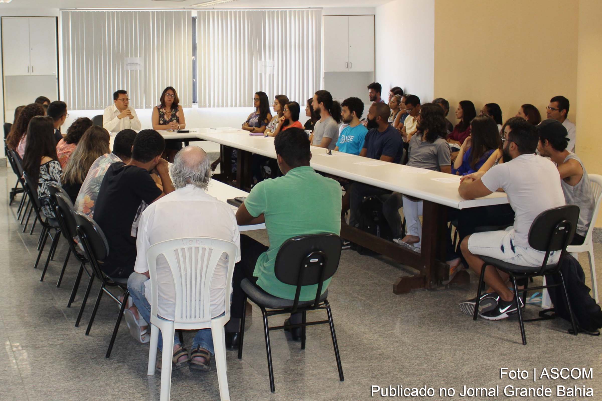 Novos intercambistas assinam contrato de bolsa e termo de compromisso em cerimônia realizada na Sala dos Conselhos.