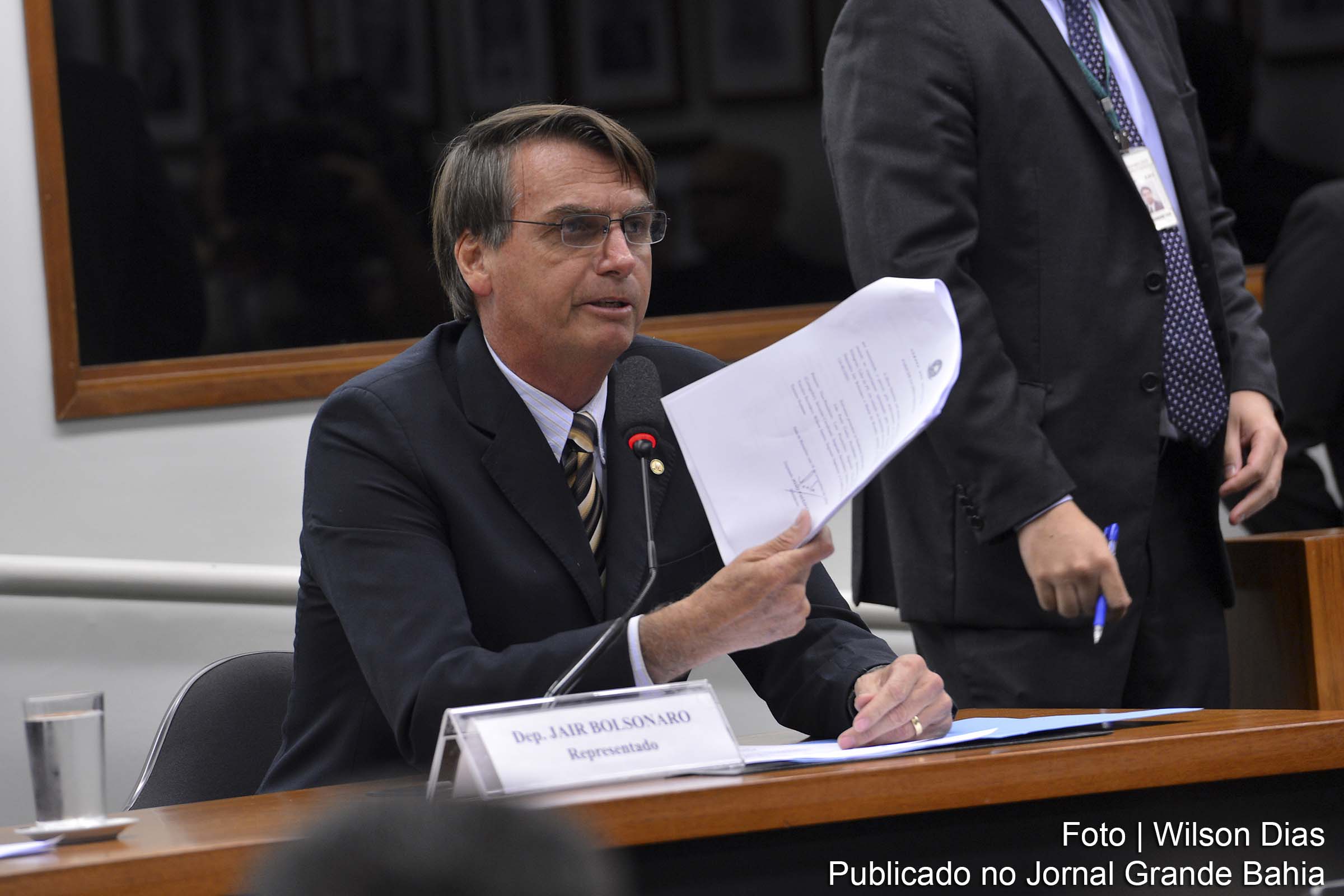 Vice-procurador-geral da República defendeu que o deputado Jair Bolsonaro (PSL-RJ), candidato à Presidência da República, se torne réu pelos crimes de racismo e manifestação discriminatória contra quilombolas, indígenas, refugiados, mulheres e LGBTs.