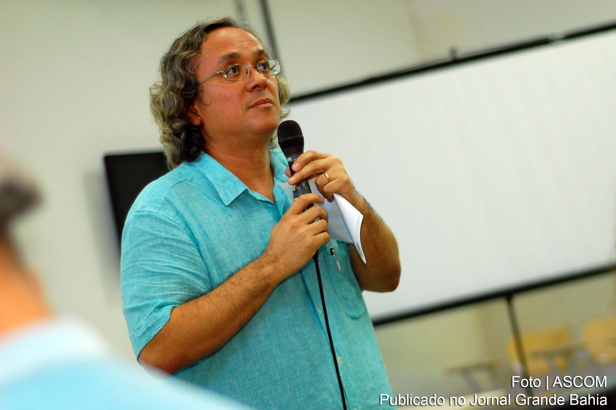 Graduado e mestre em Filosofia pela UFBA, e doutor pela Universidade Estadual de Campinas (Unicamp), João Carlos Salles Pires da Silva é professor do Departamento de Filosofia e já exerceu o cargo de diretor da Faculdade de Filosofia e Ciências Humanas (FFCH) da UFBA.