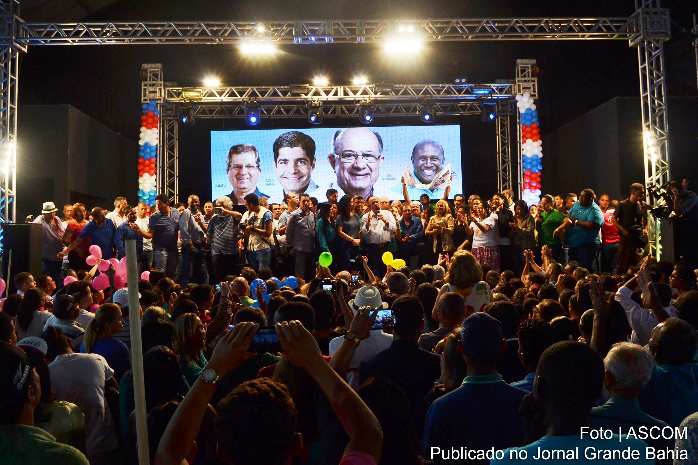 Candidato a governador da Bahia José Ronaldo e Carlos Geilson, deputado estadual, discursam para lideranças políticas de Feira de Santana.