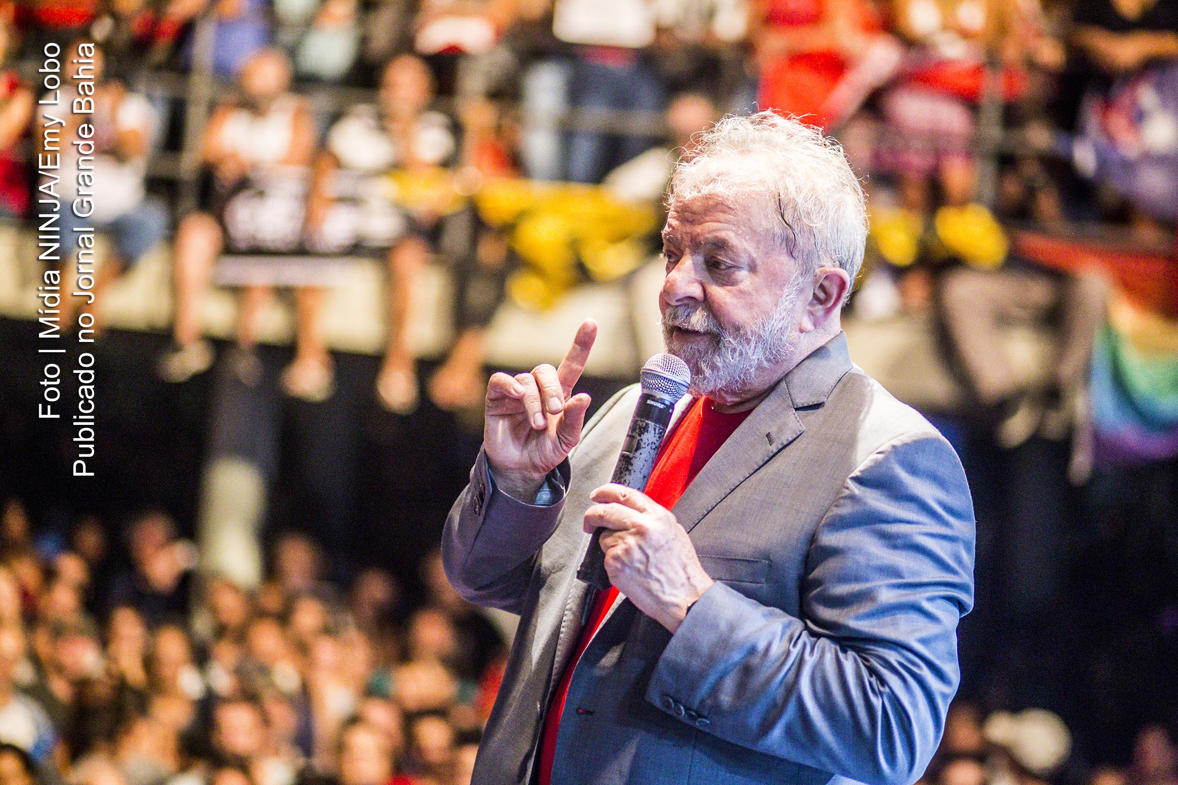 Avaliado como o mais importante líder trabalhista do país, o ex-presidente Luiz Inácio Lula da Silva está com o direito político interditado, em decorrência de processo judicial fraudulento, montando através da articulação de golpistas, em conluio com setores conservadores e reacionários do judiciário.