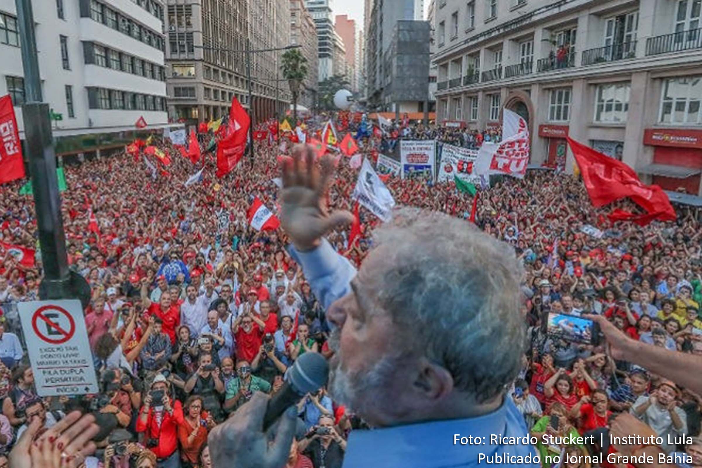 Luiz Inácio Lula da Silva (PT) lidera pesquisas de opinião para presidência da República.