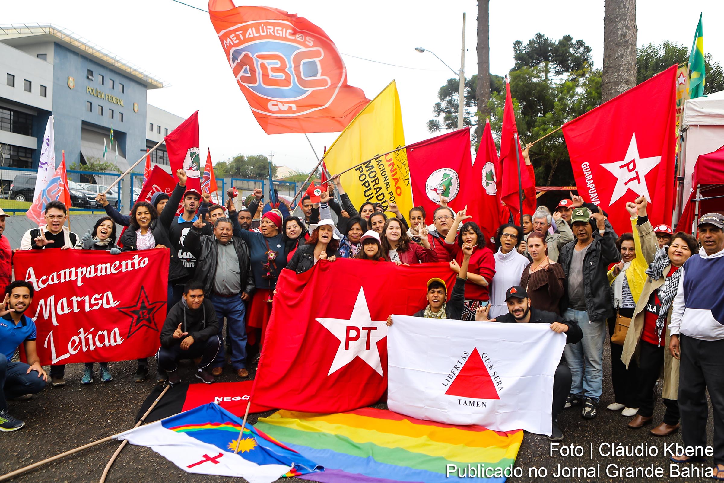 Manifestantes defendem ‘Lula livre! Lula presidente!’.