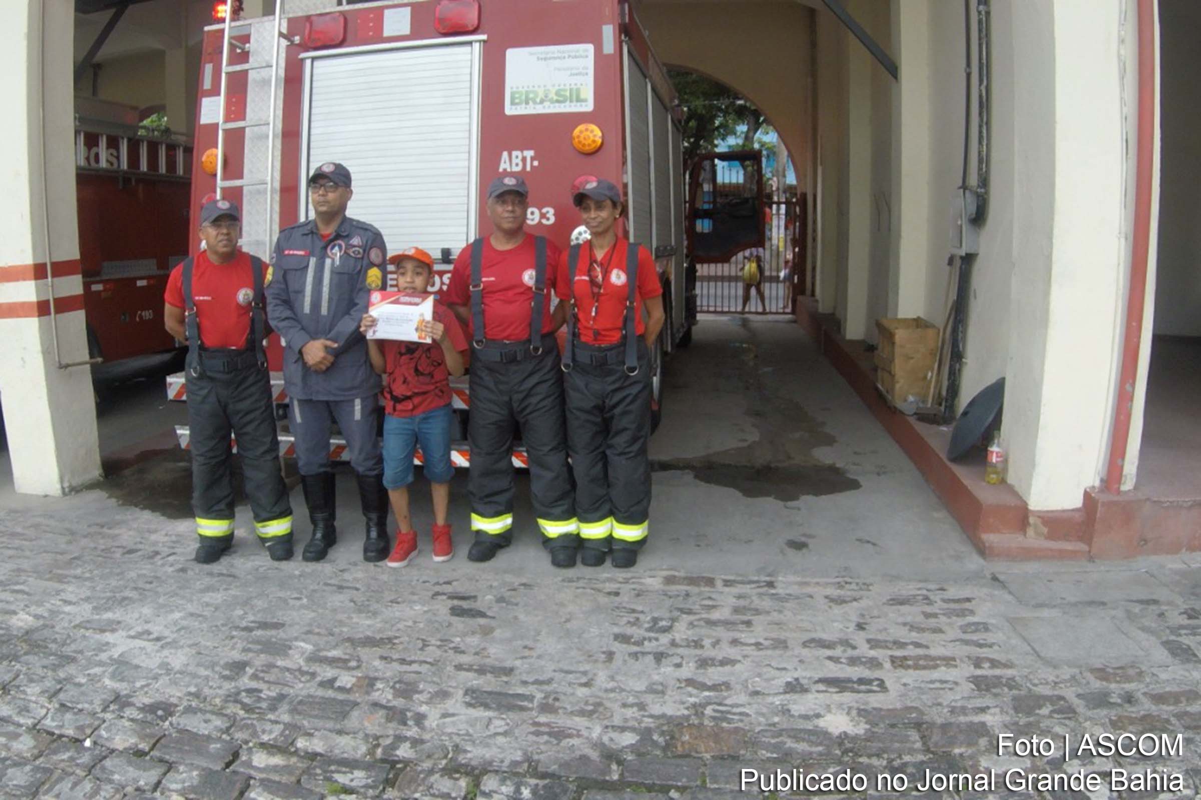 Mateus Santos realiza sonho e conhece o 1º Grupamento de Bombeiros Militar.